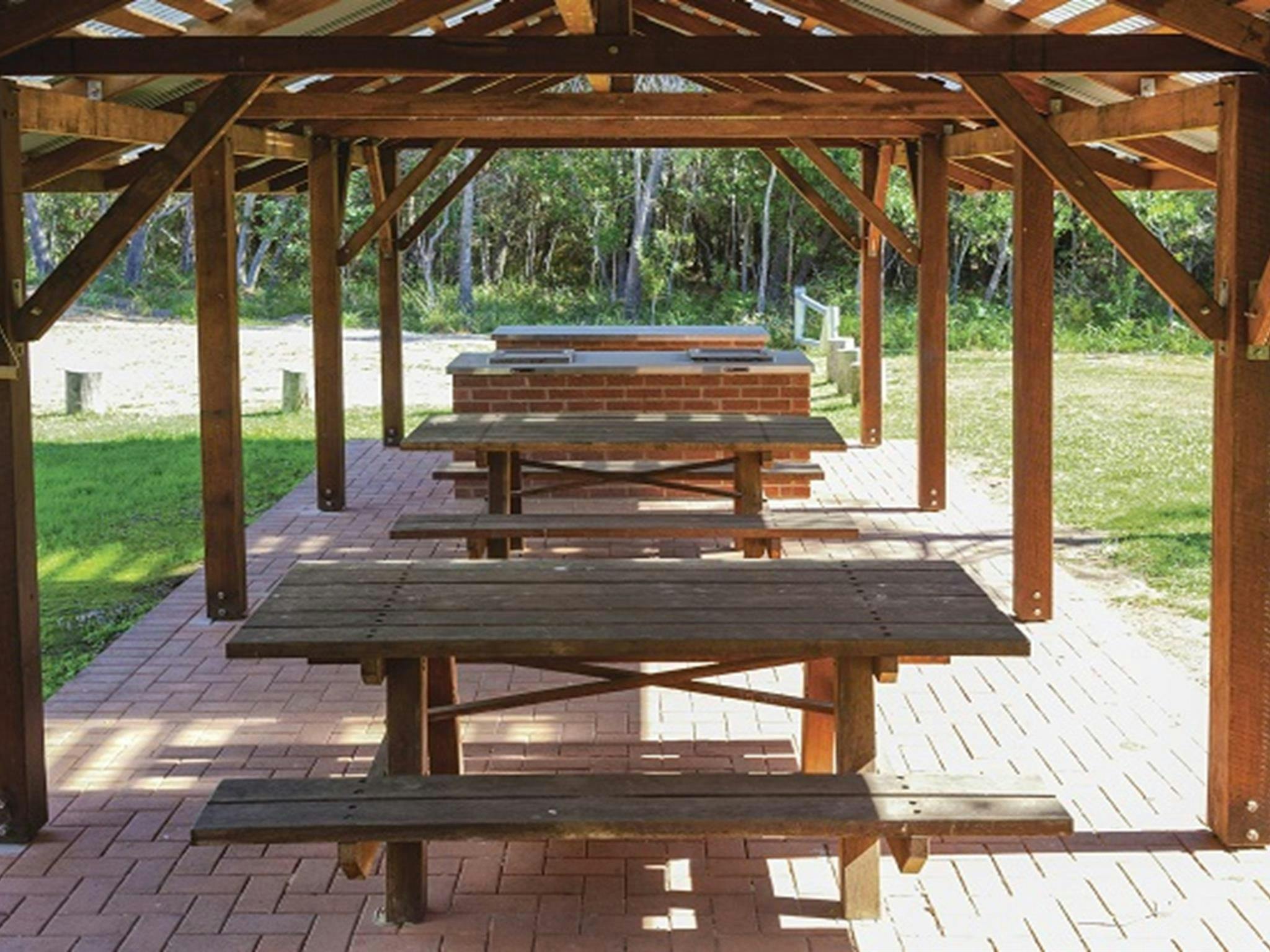 Picknicktische, Campingplatz der Illaroo-Gruppe, Yuraygir-Nationalpark. Foto: R. Cleary Seen