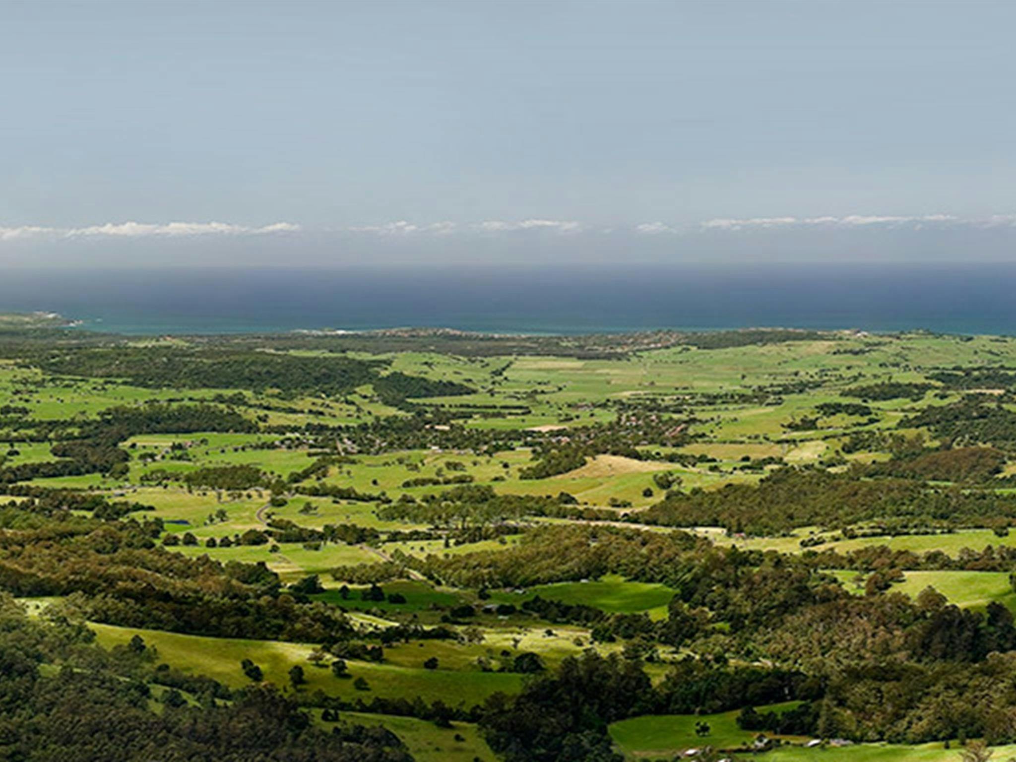 从詹伯鲁观景台（Jamberoo lookout）眺望巴德鲁国家公园（Budderoo National Park）的农田和海岸线景色。照片由迈克尔拍摄。