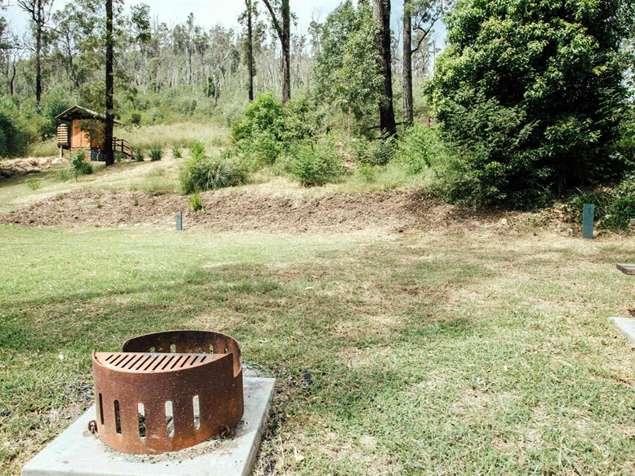 宁博伊-宾德雷国家公园“交汇点”露营地的篝火坑和野餐桌。照片：杰伊