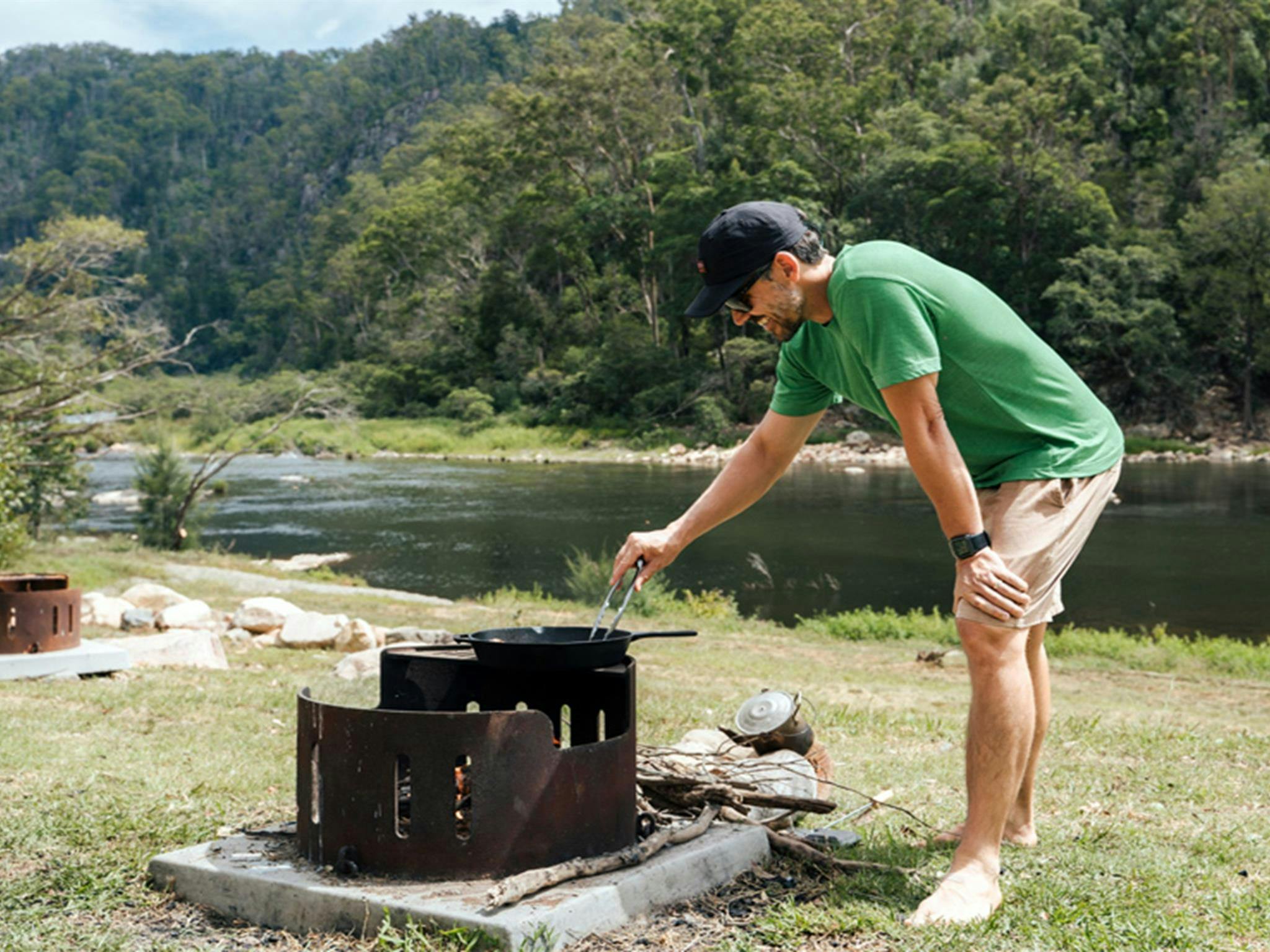 在宁博伊-宾德雷国家公园宁博伊达河畔的The Junction露营地，有人正在篝火坑上做饭。