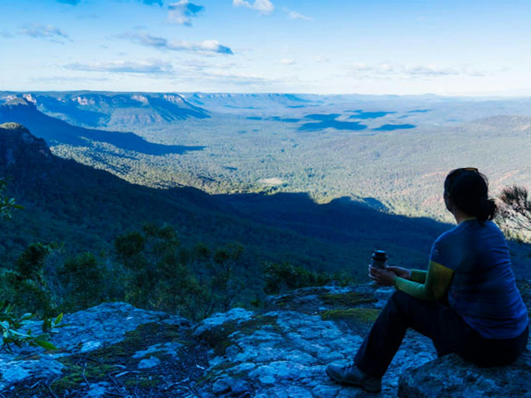 Ein Wanderer blickt über das Kedumba-Tal in der Nähe von Wentworth Falls im Blue Mountains Nationalpark. Foto: