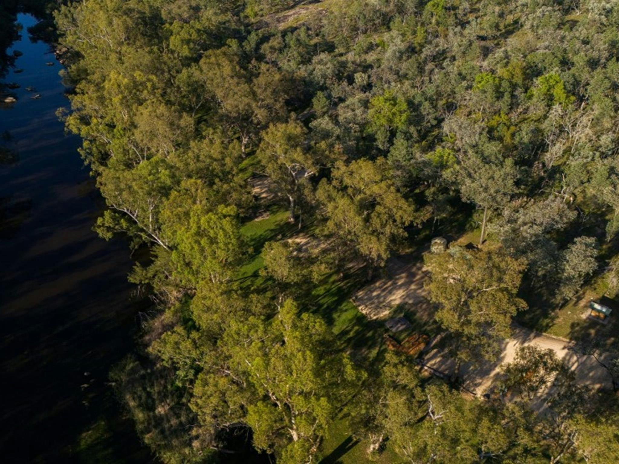 这是从空中俯瞰奎安巴尔国家公园内的库基比塔露营地和塞文河的景色。照片：西蒙