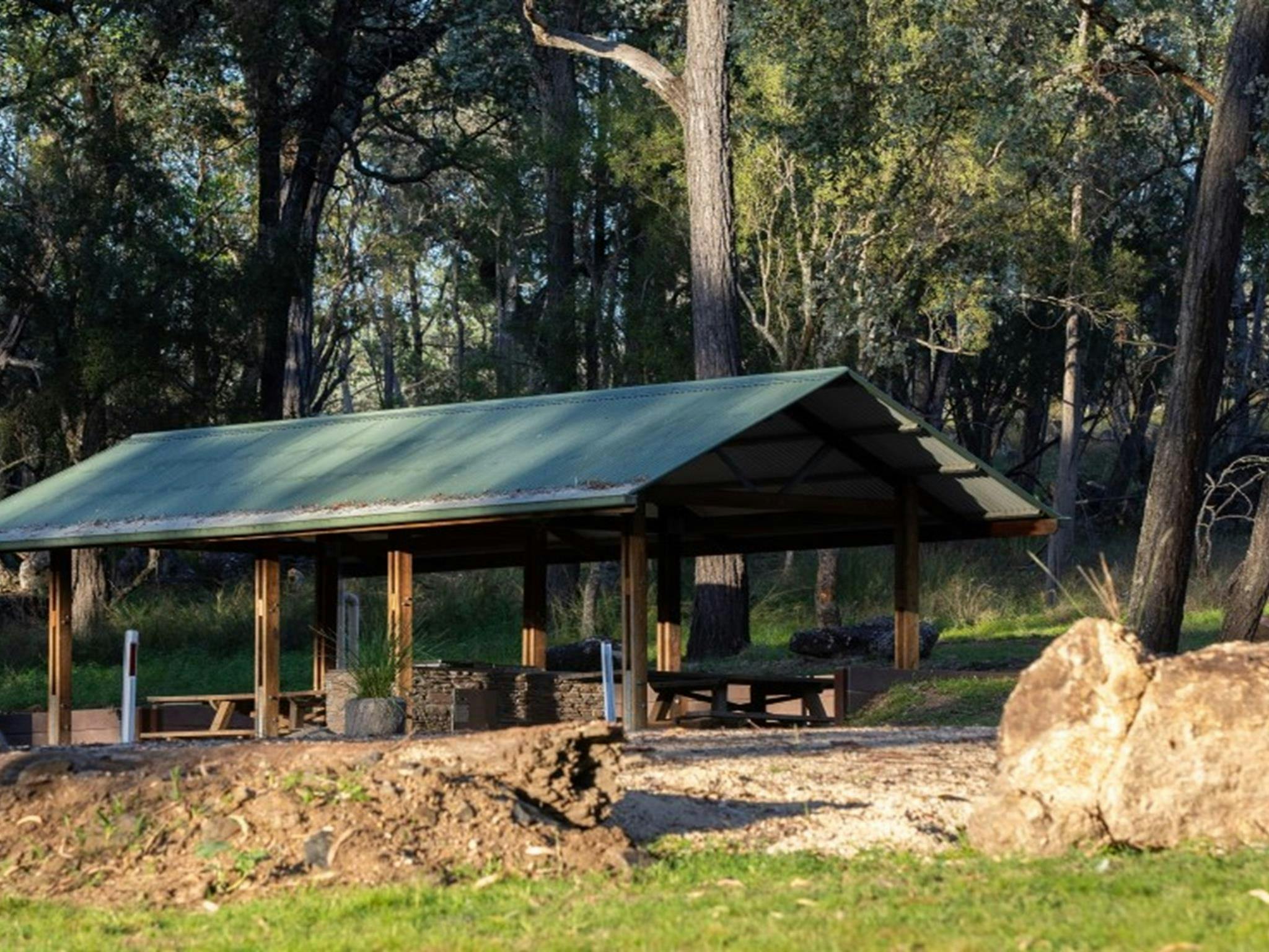 位于奎安巴尔国家公园库基比塔露营地的大型野餐和烧烤凉亭。照片：西蒙