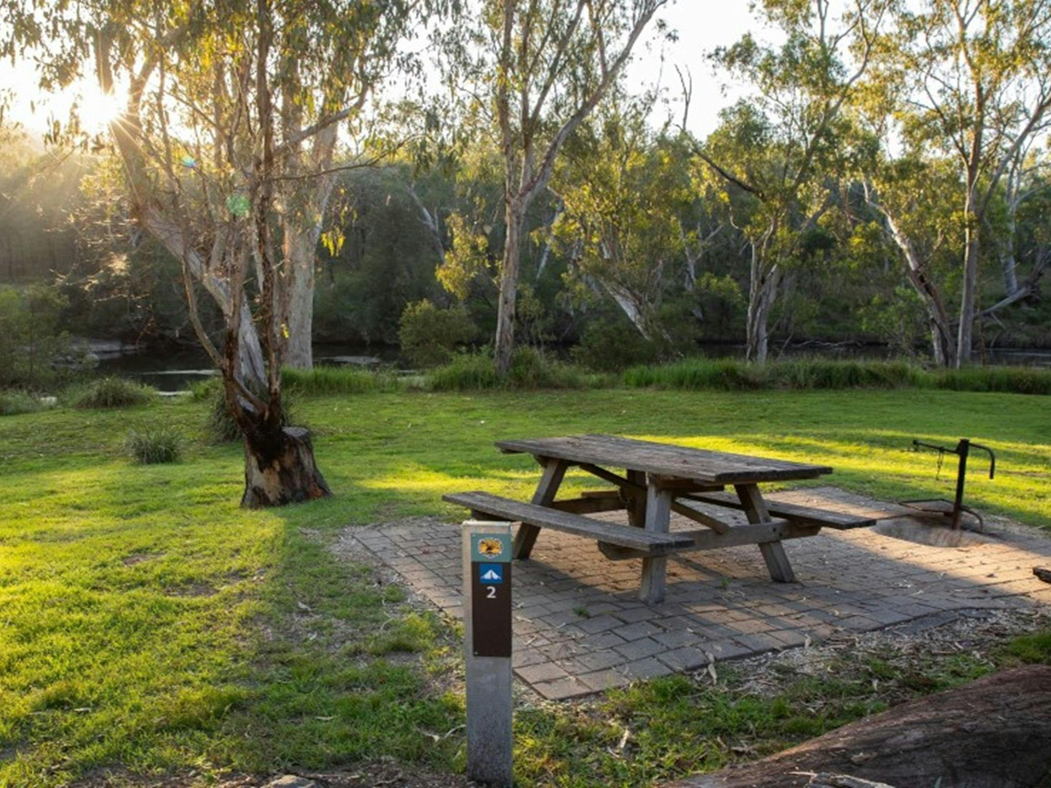 位于奎安巴尔国家公园库基比塔露营地的一张野餐桌。照片：西蒙·斯科特