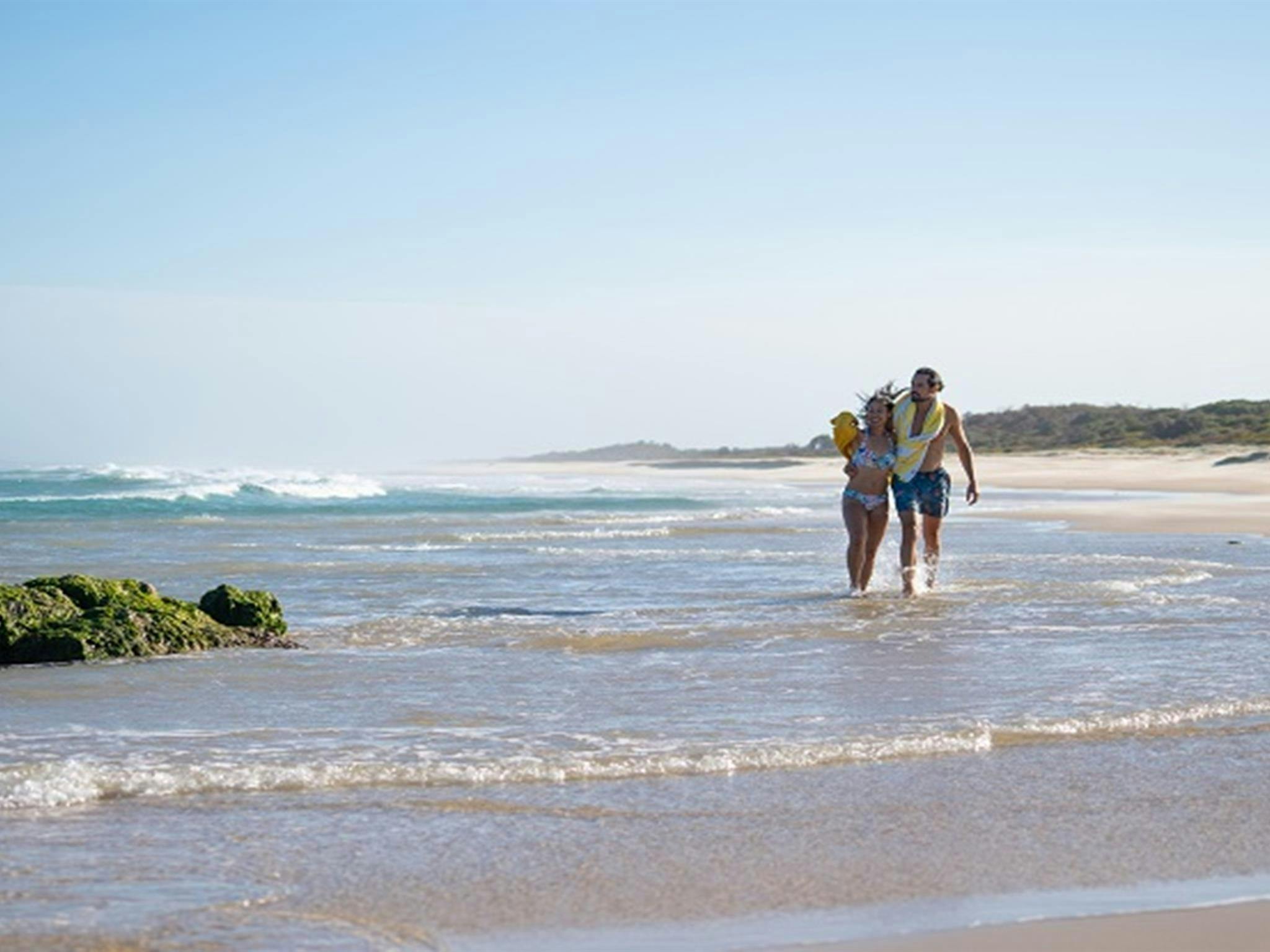 Ein Paar genießt den Strand in der Nähe des Campingplatzes Kylies Beach im Crowdy Bay Nationalpark. Foto: Rob