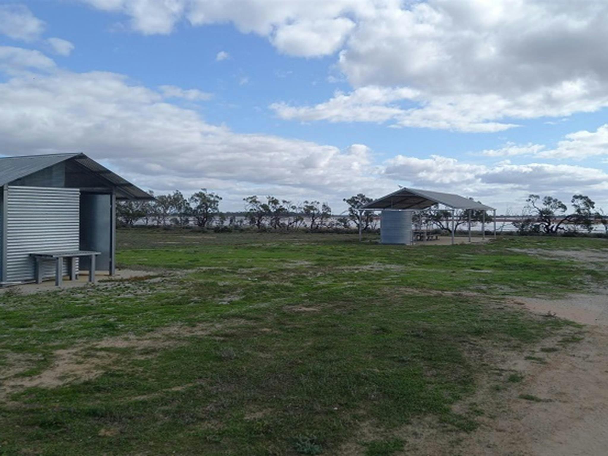 通往伊塔湖野餐区的通道，设有野餐凉亭和厕所棚，卡利亚尔国家公园。