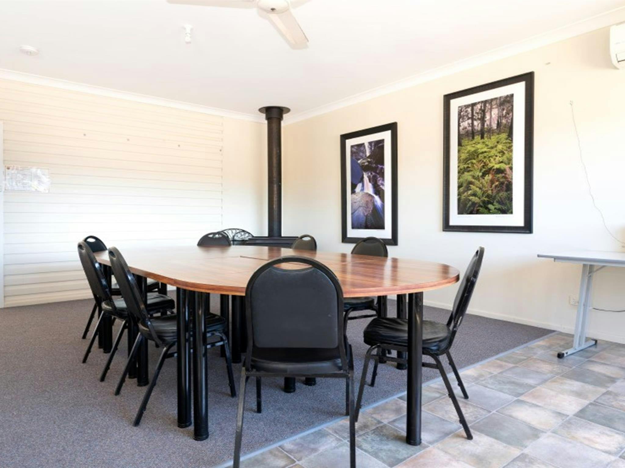 位于奎安巴尔国家公园薰衣草谷庄园的餐厅，摆放着桌椅。照片