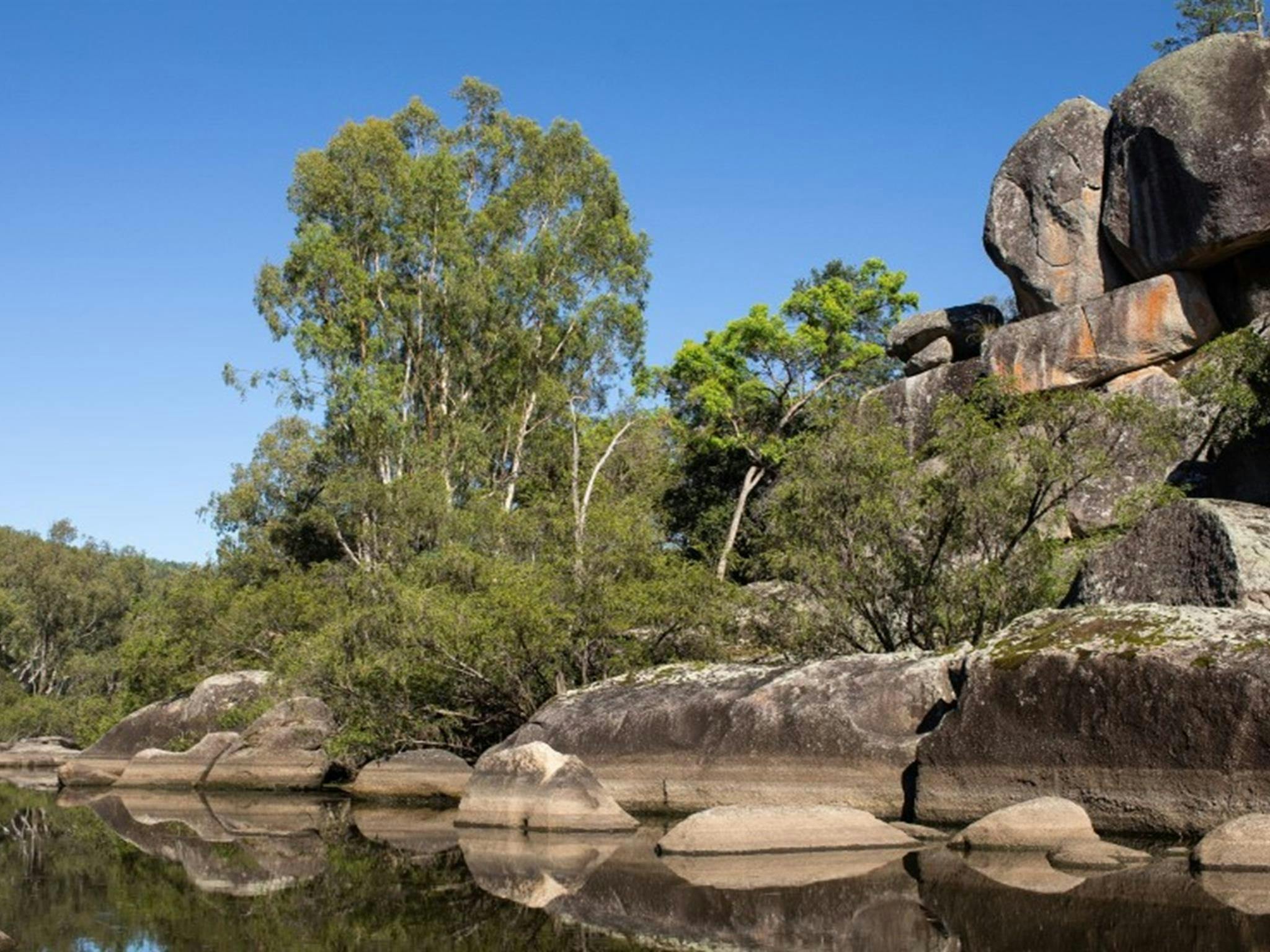 奎安巴尔国家公园柠檬树平原露营地的塞文河。照片：西蒙·斯科特 ©