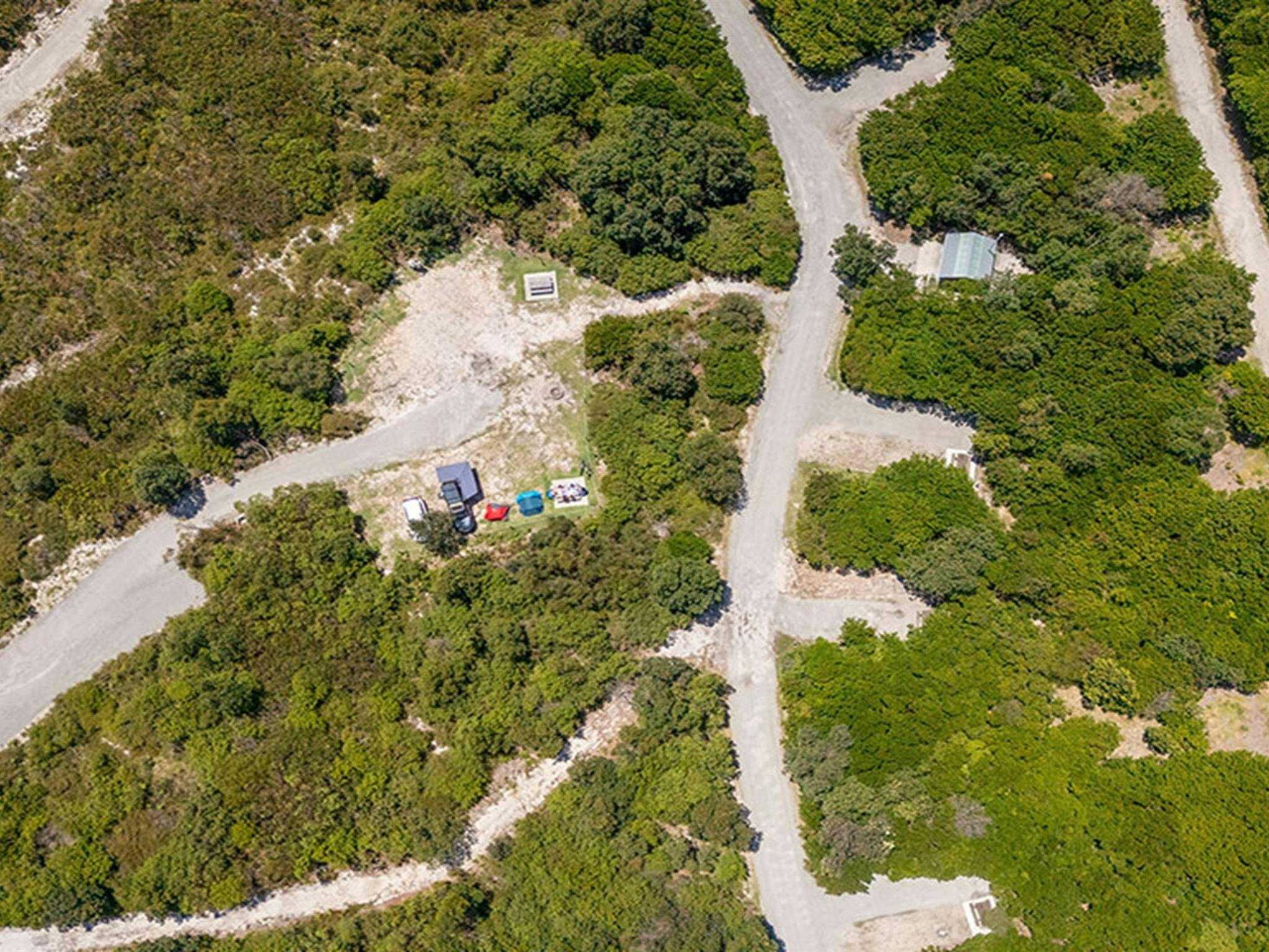 米班巴-黑岩露营地营地、灌木丛和进出道路的鸟瞰图。图片来源：