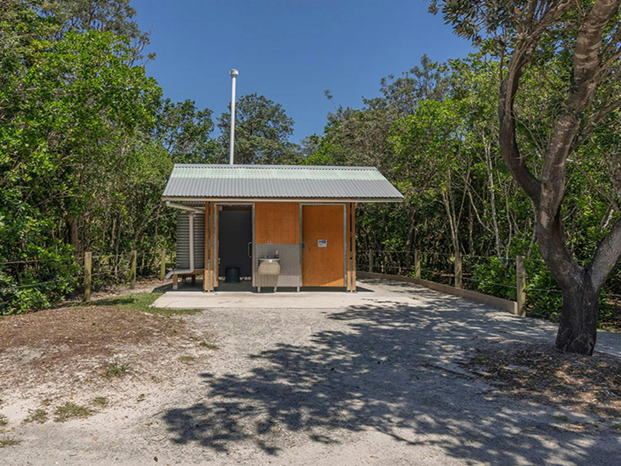 米班巴-黑岩露营地的双隔间无障碍非冲水式厕所。图片来源：约翰