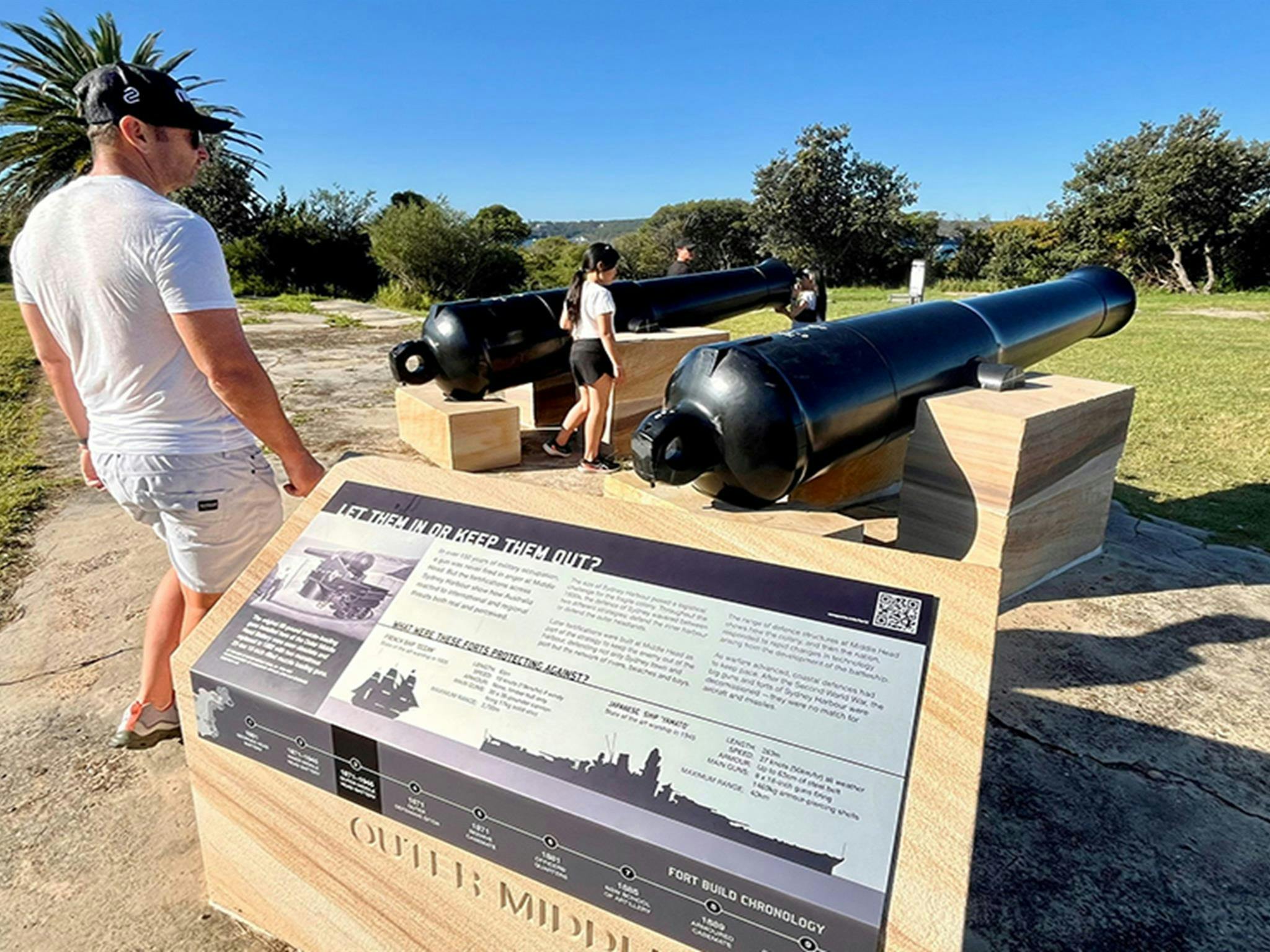 人們正在參觀悉尼港國家公園米德爾角的外堡大砲。照片：