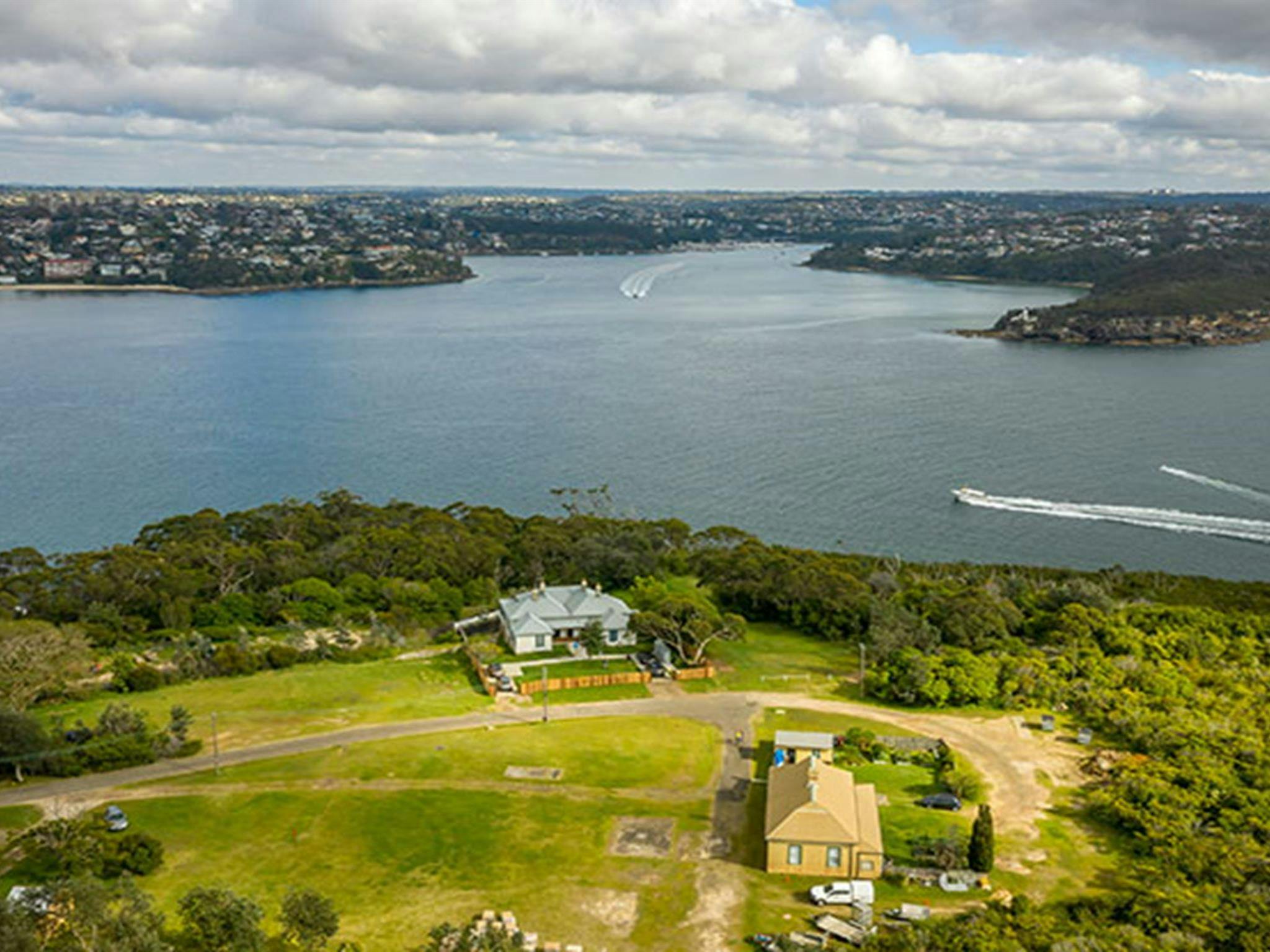 Offiziersquartiere mit dem Hafen von Sydney im Hintergrund am Aussichtspunkt Middle Head – Gubbuh Gubbuh.