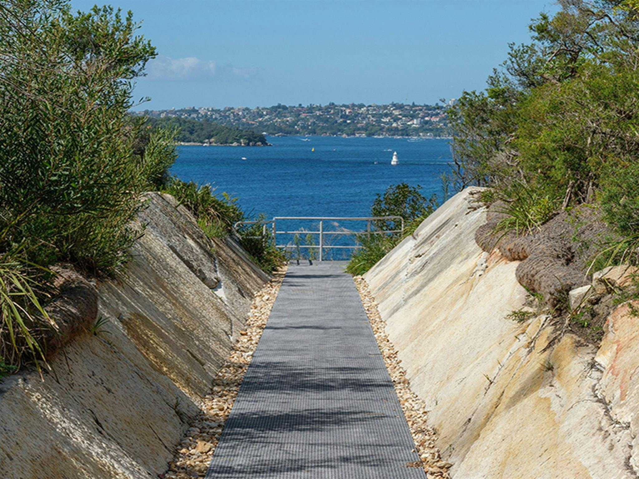 雪梨港國家公園米德爾角的一條防禦溝渠，背景是海港。