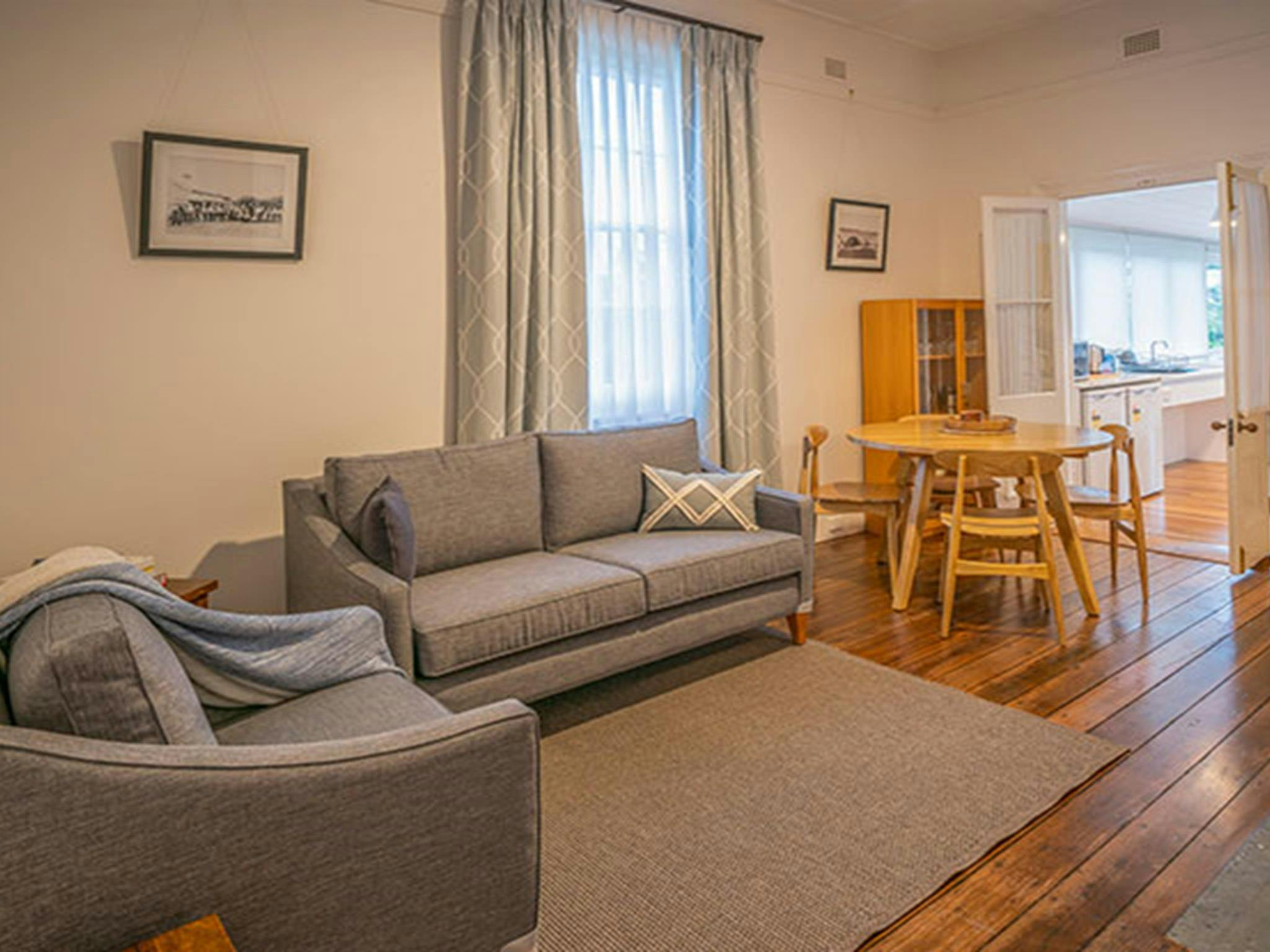 Der Aufenthaltsraum und das Esszimmer in den Offiziersquartieren des mittleren Stabsoffiziers im Sydney Harbour National Park. Foto: