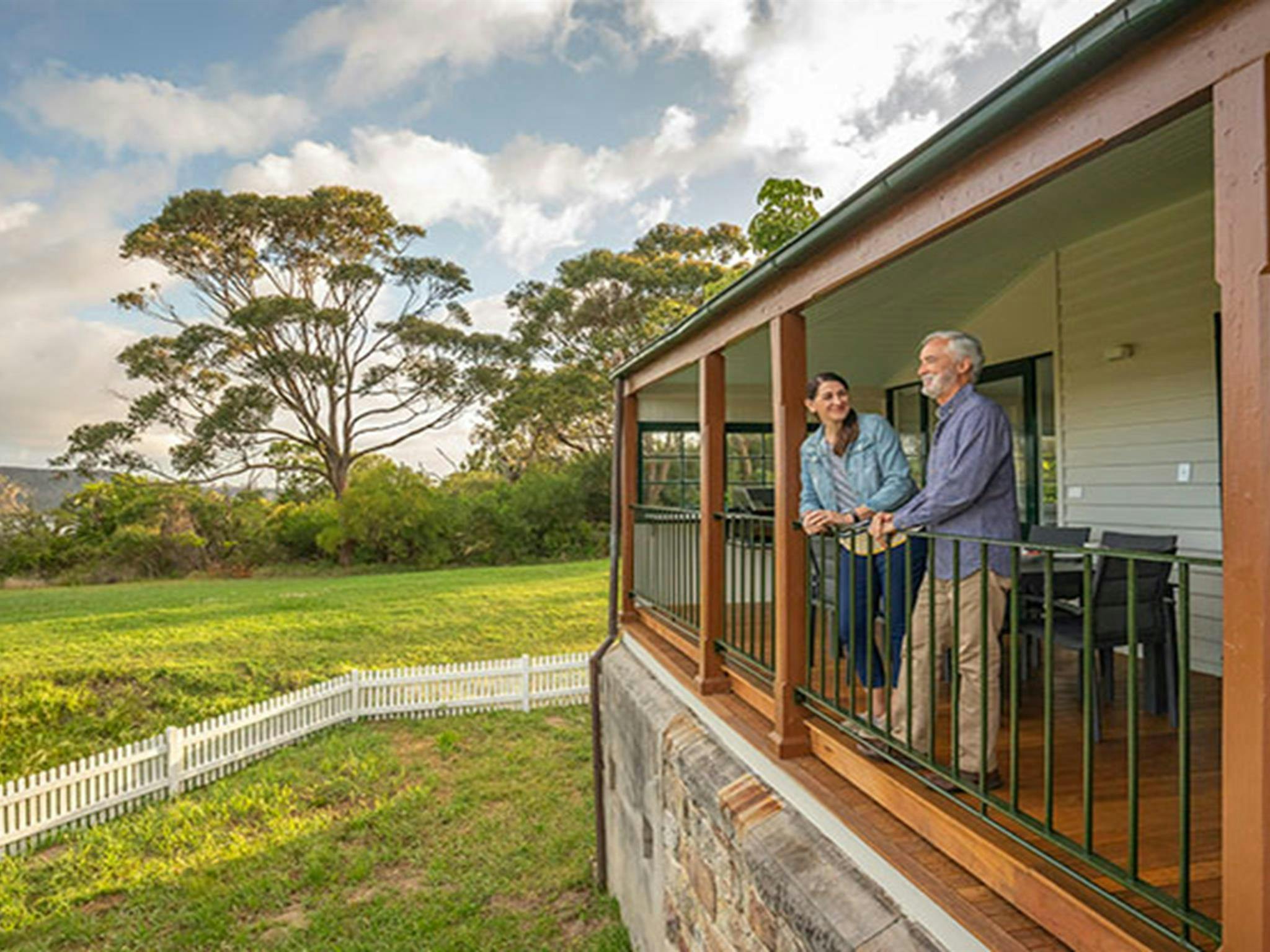 Zwei Personen stehen auf der hinteren Veranda des Offiziersquartiers des mittleren Stabschefs im Sydney Harbour National Park.
