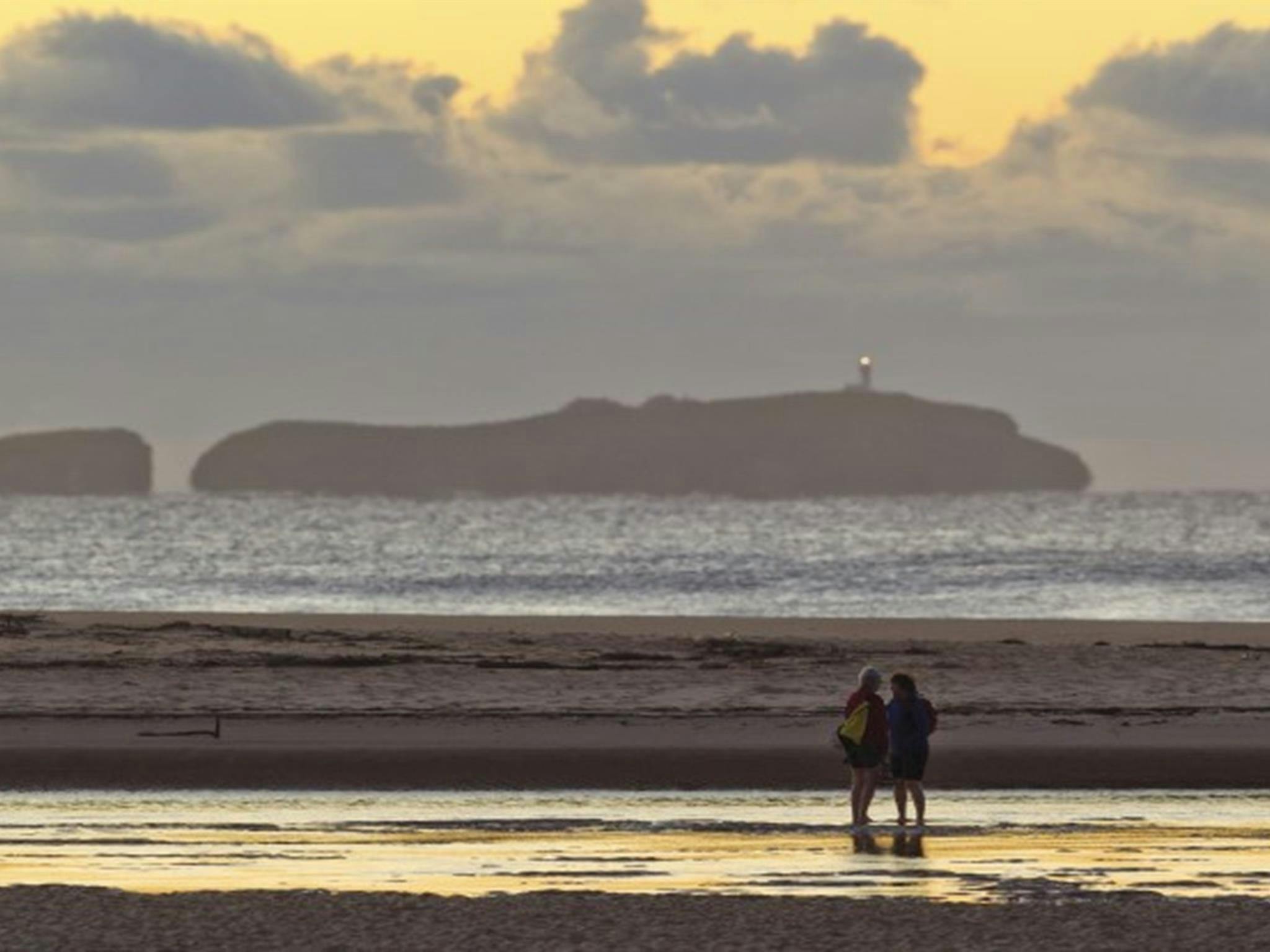 Ein Paar am Ufer des Moonee Creek im Naturschutzgebiet Moonee Beach. Foto: Rob Clear © OEH
