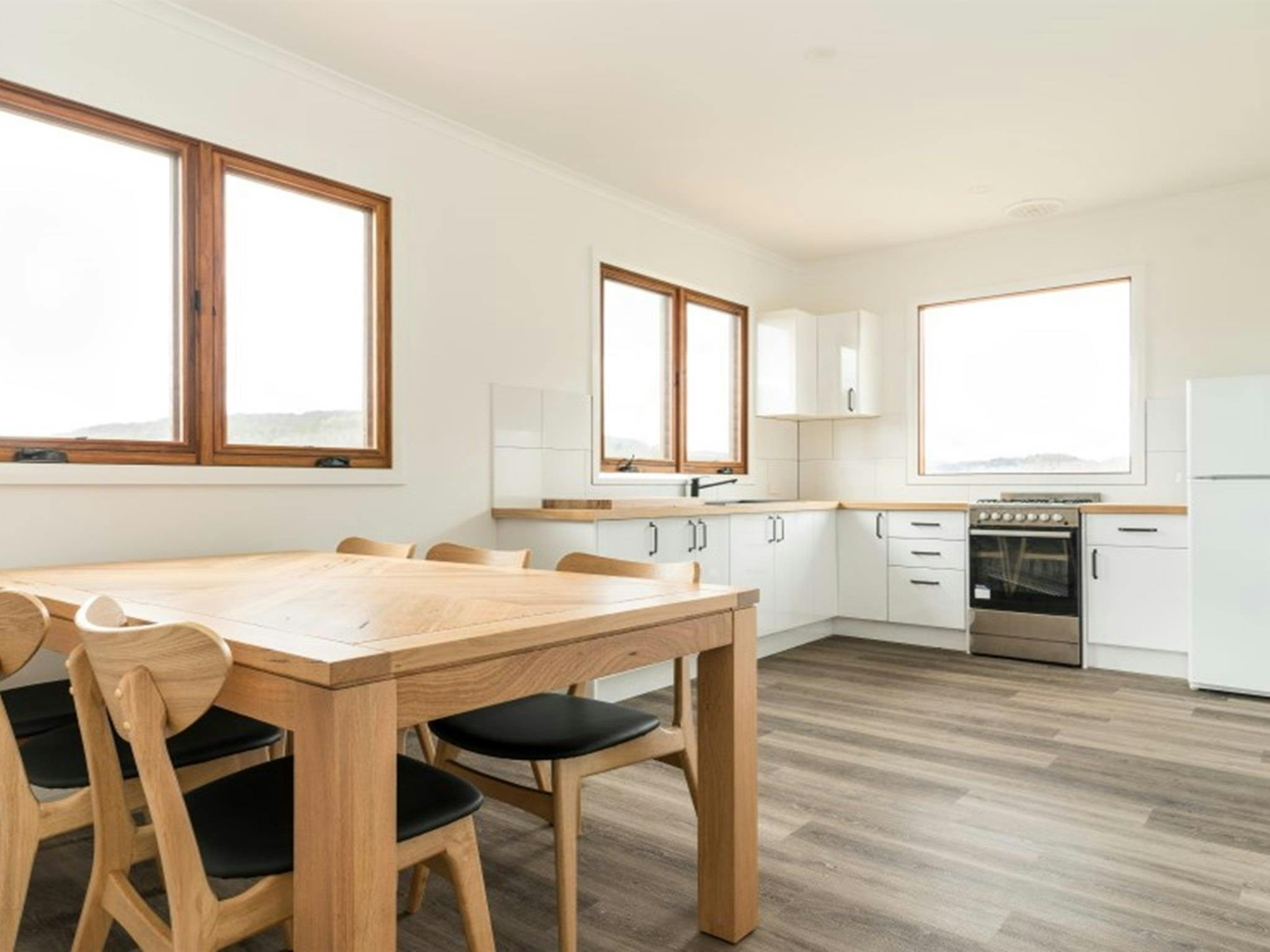 Der Esstisch und die Küche in der Mooraback-Hütte im Werrikimbe-Nationalpark. Foto: David Waugh ©