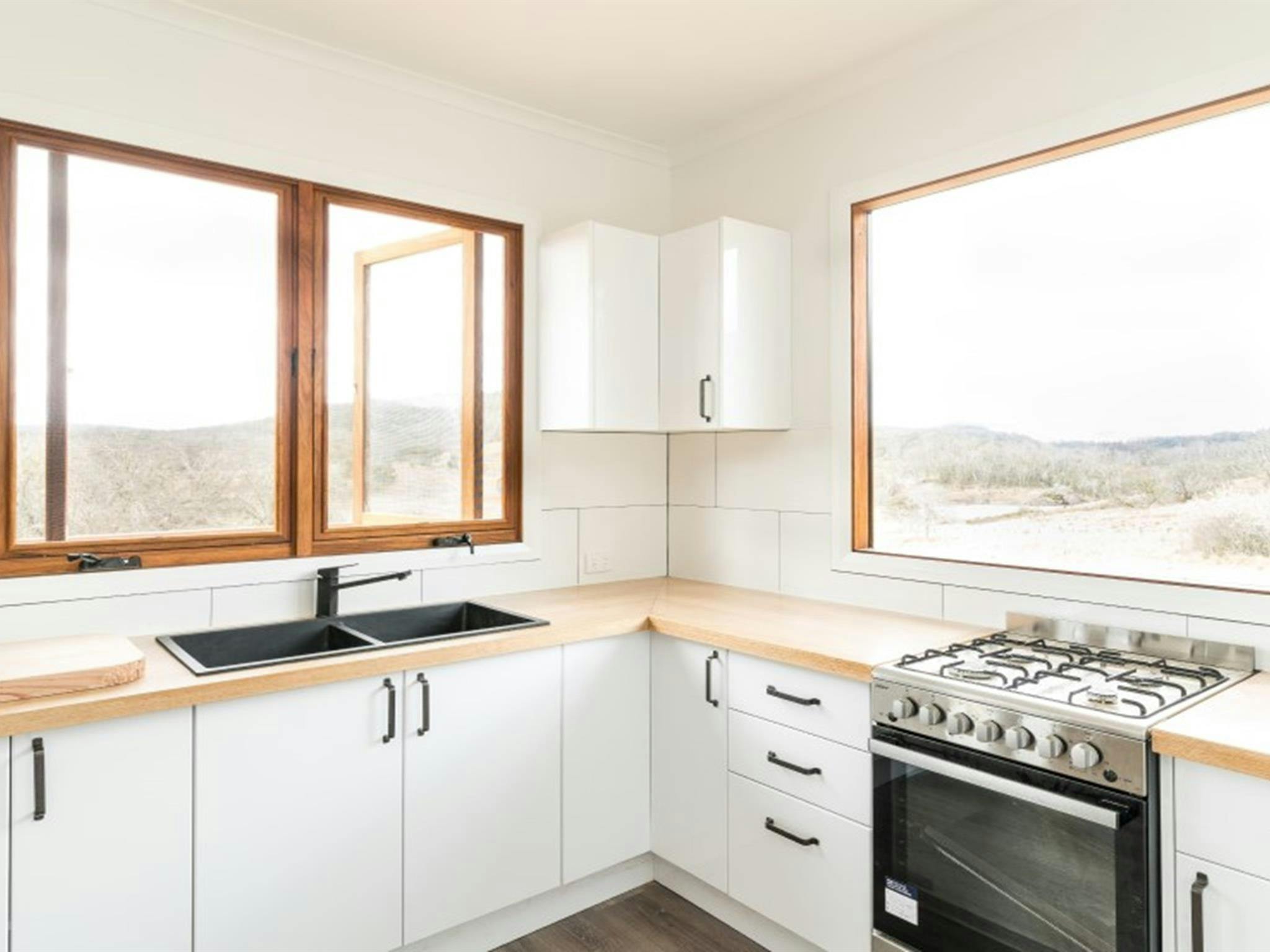 Die Küche der Mooraback-Hütte mit Blick auf den Werrikimbe-Nationalpark. Foto: David Waugh