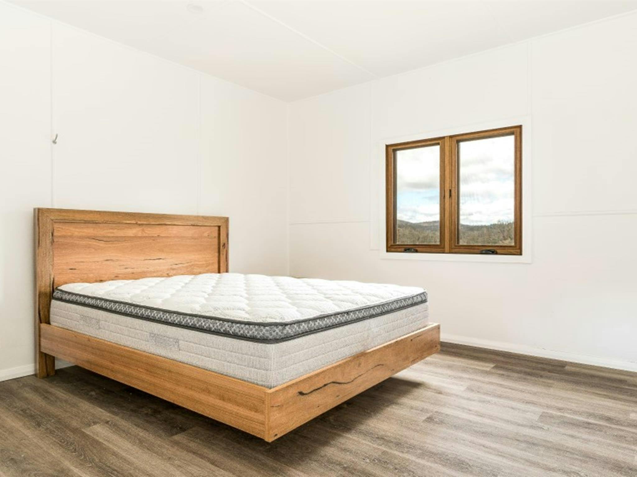 Ein Schlafzimmer mit Queensize-Bett in der Mooraback-Hütte im Werrikimbe-Nationalpark. Foto: David Waugh ©
