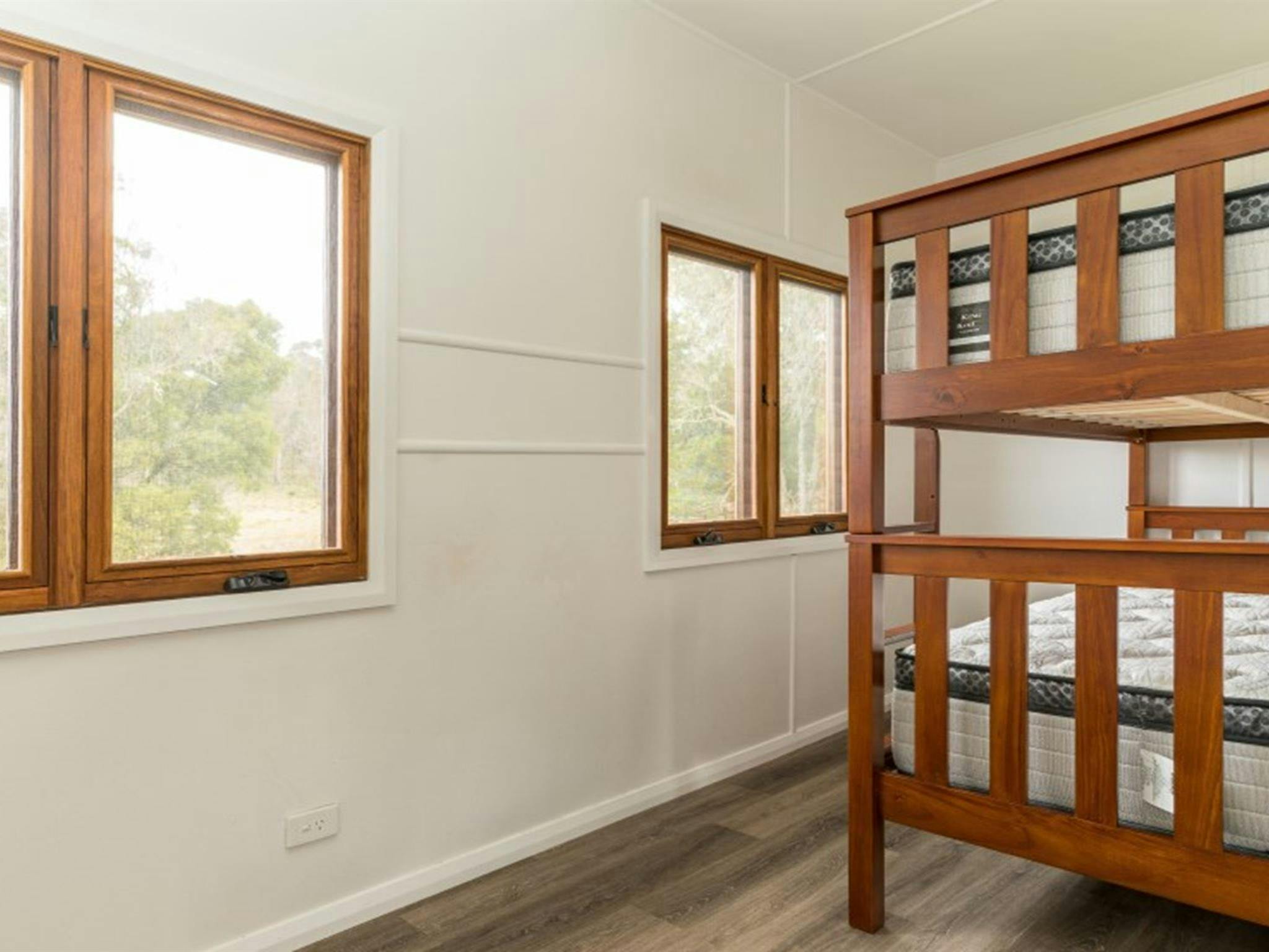 Werrikimbe 국립공원의 Mooraback Cabin에 있는 이층 침대가 있는 침실. 사진: David Waugh &copy;