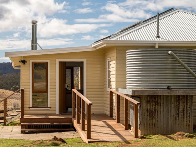 The exterior of Mooraback Cabin with wheelchair-accessible ramp in Werrkimbe National Park. Photo: