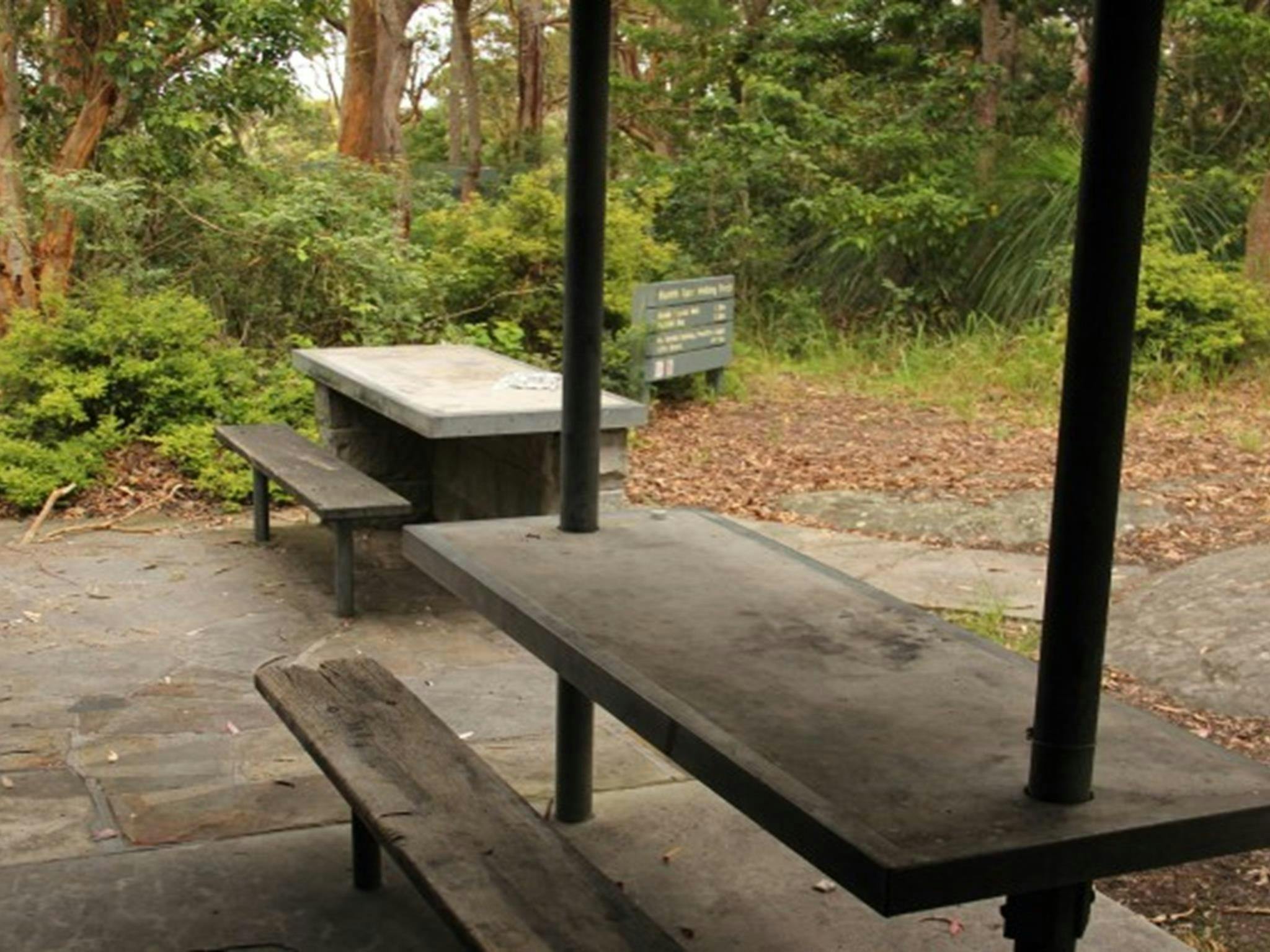 ブッディ国立公園内のブッディ山（ディンゲルデイ）ピクニックエリアにある、屋根付きのピクニックテーブル。
