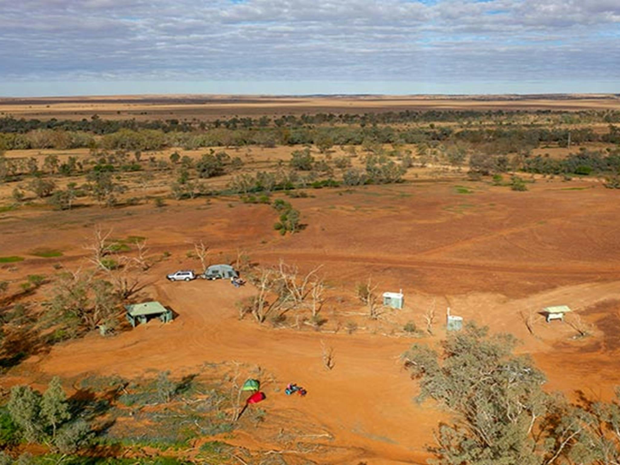 Luftaufnahme von Campern auf dem Campingplatz Mount Wood. Foto: John Spencer/DPIE