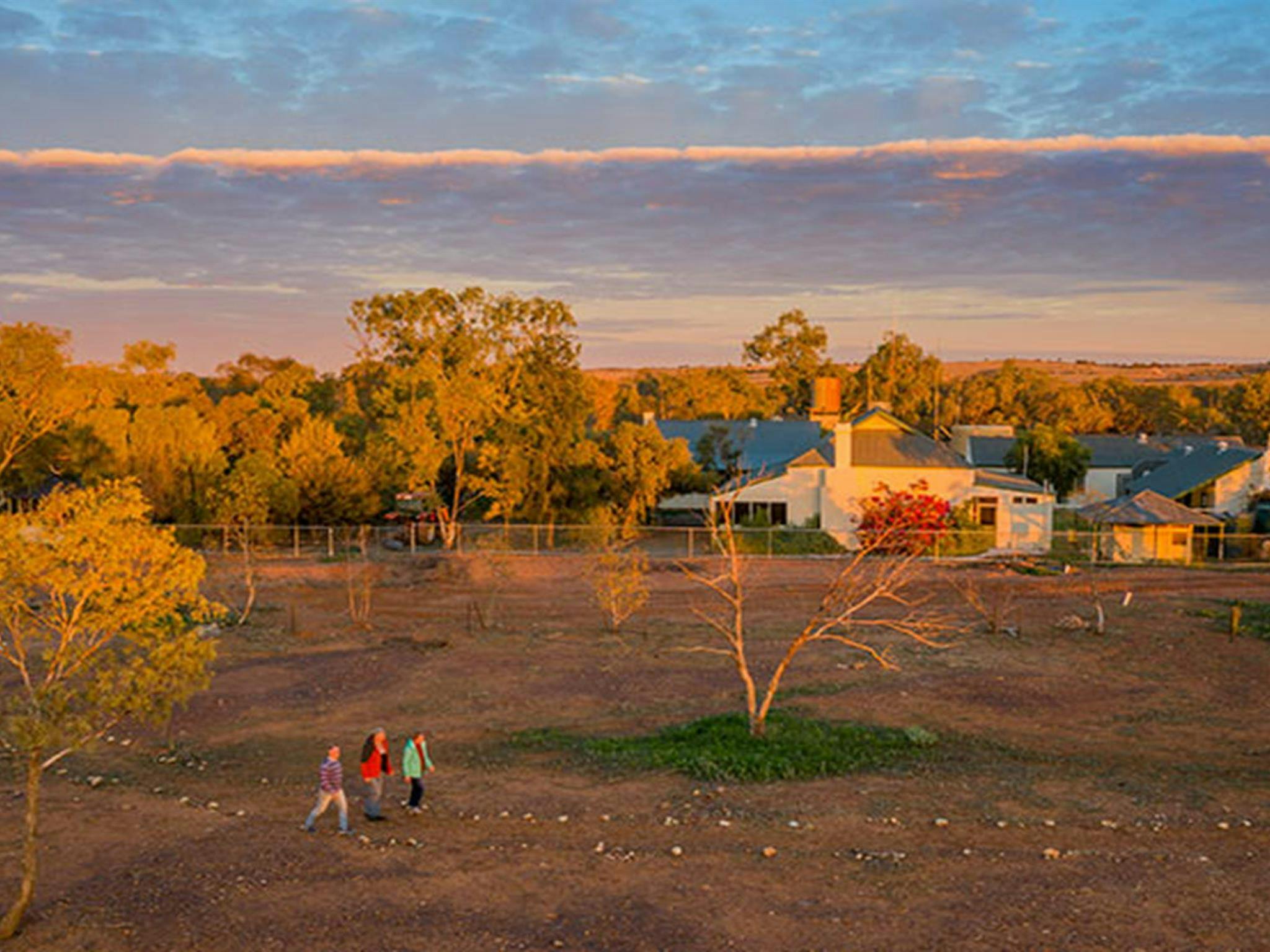 일출 무렵 Mount Wood Homestead 앞을 걷는 사람들. 사진: John Spencer/DPIE