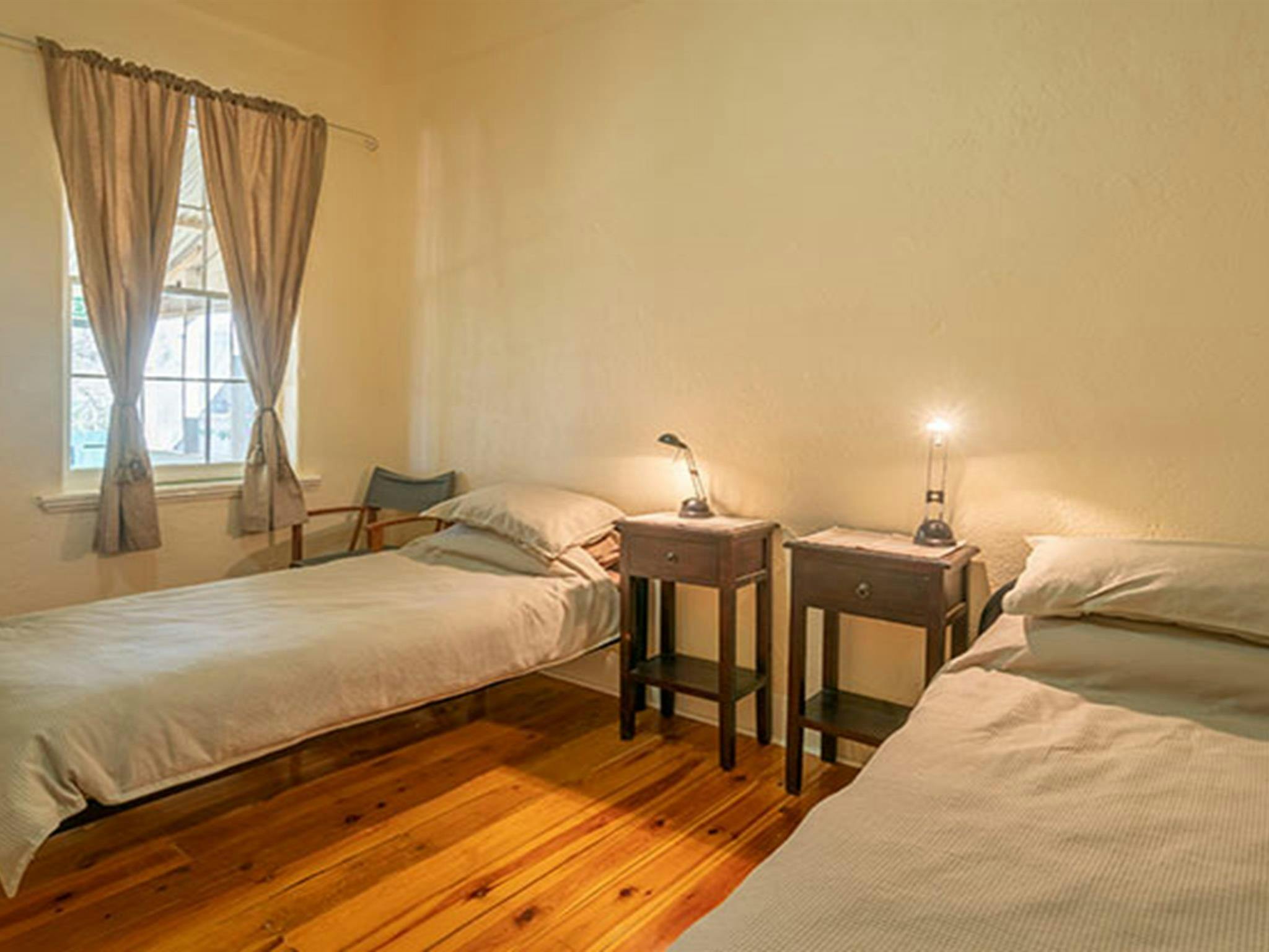 Schlafzimmer mit zwei Einzelbetten im Mount Wood Homestead. Foto: John Spencer/DPIE