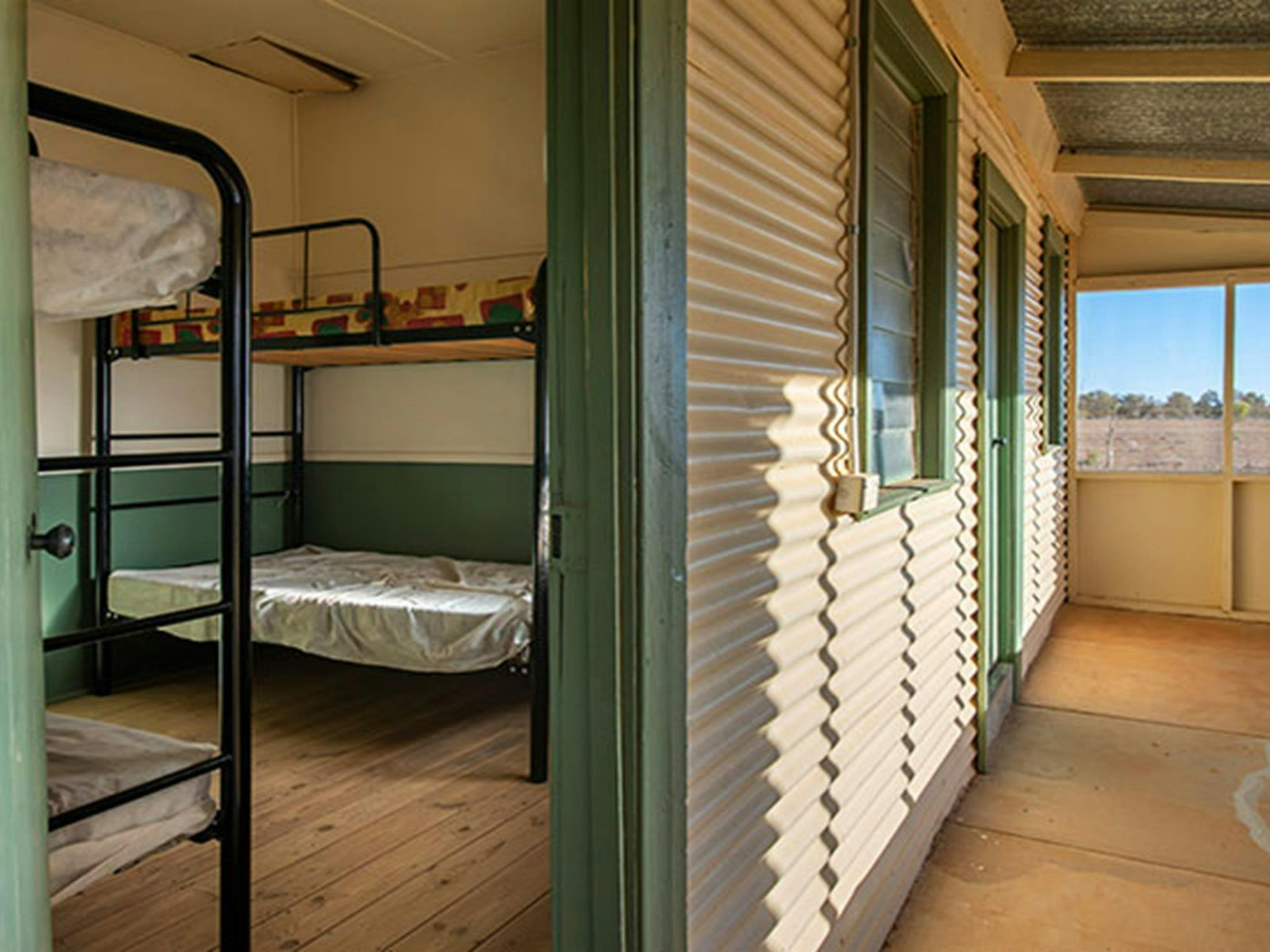 Schlafsaal mit Etagenbetten in der Schafschurunterkunft Mount Wood. Foto: John Spencer/DPIE