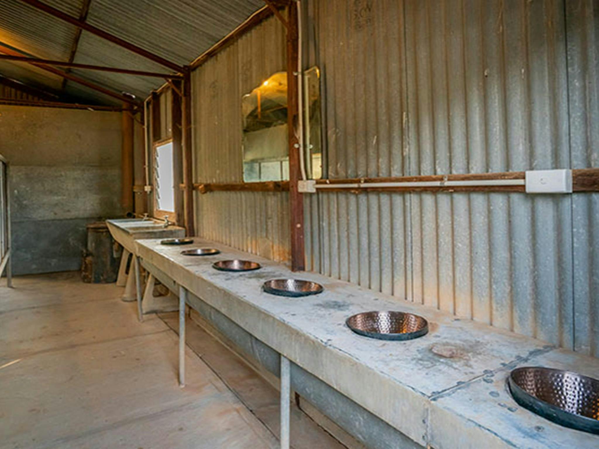 Waschbecken im Duschbereich der Schafschererunterkünfte in Mount Wood. Foto: John Spencer/DPIE