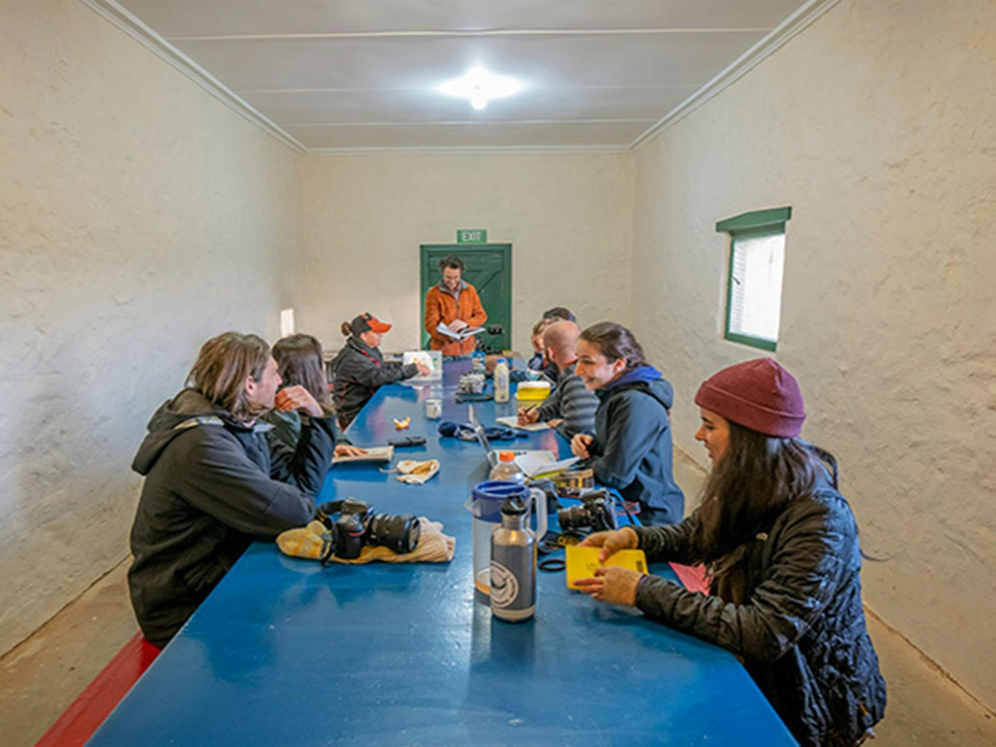Eine Gruppe Studenten im Gemeinschaftsspeisesaal der Mount Wood Shearers Quarters. Foto: John