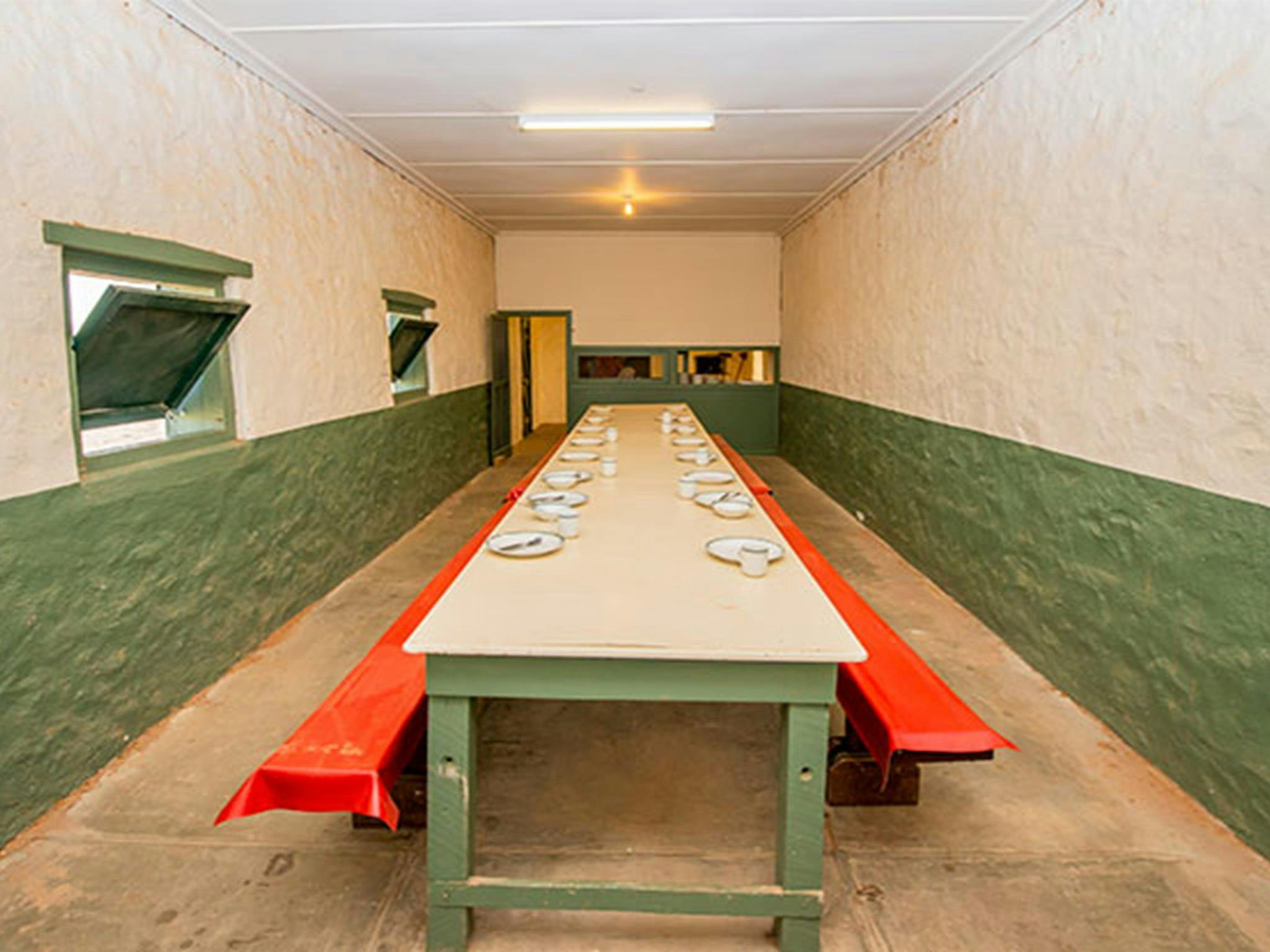 Tisch und Bänke im großen Essbereich. Foto: John Spencer/DPIE