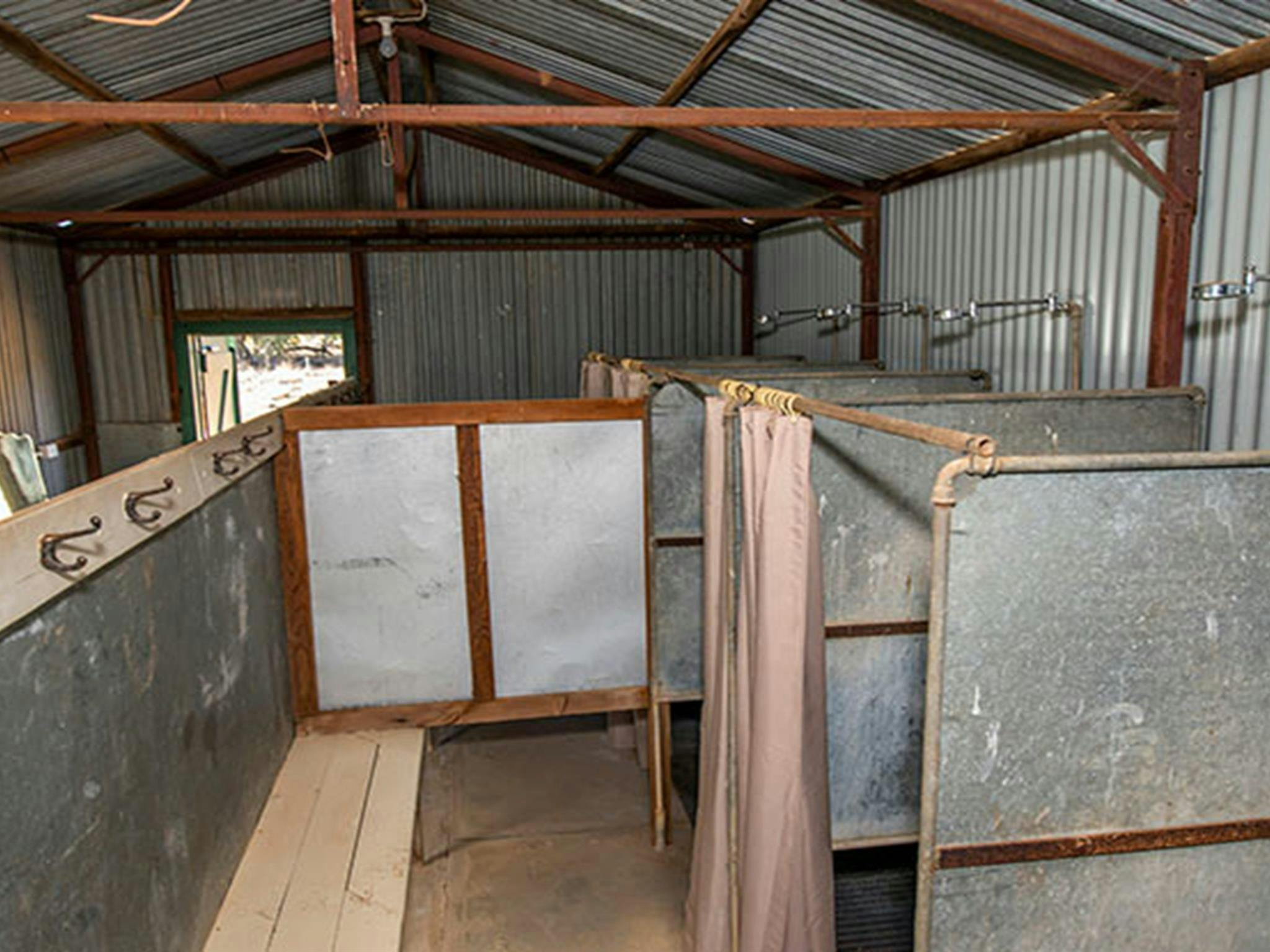 Duschen in der Schafschurunterkunft Mount Wood. Foto: John Spencer/DPIE