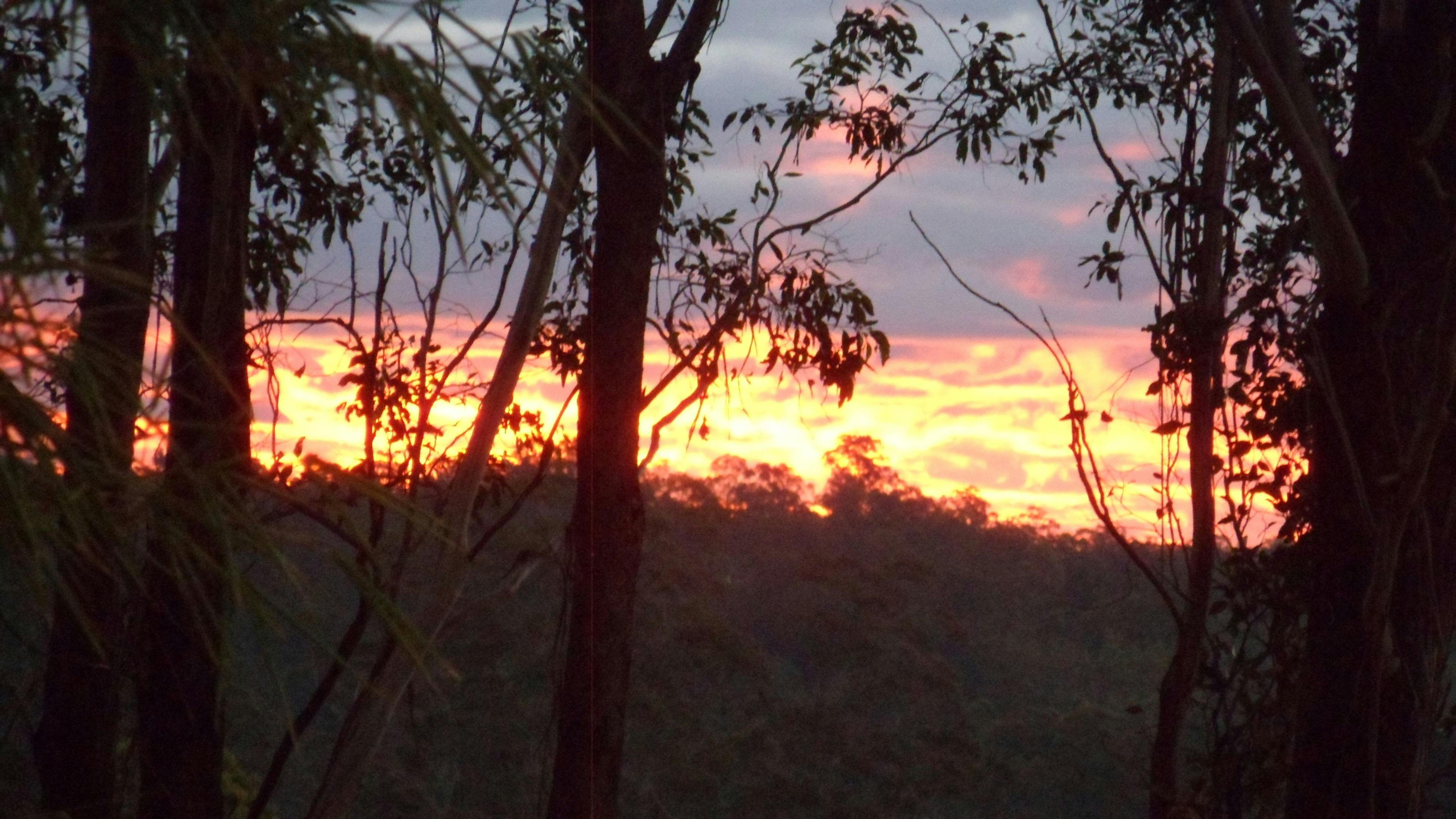 계곡 위로 지는 해