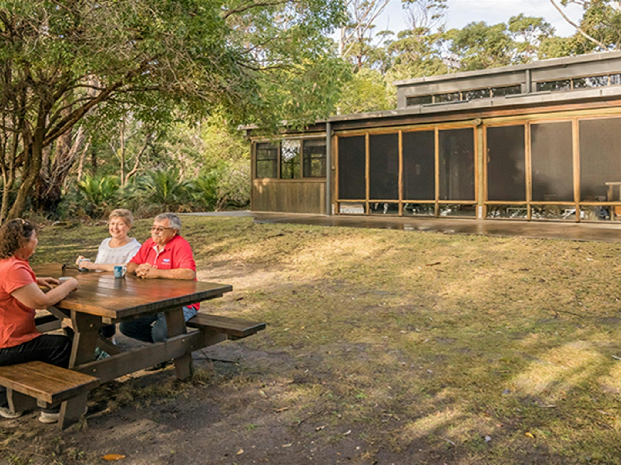 游客们在米莫萨岩国家公园迈尔故居外的野餐桌旁。照片：OEH/约翰·斯宾塞