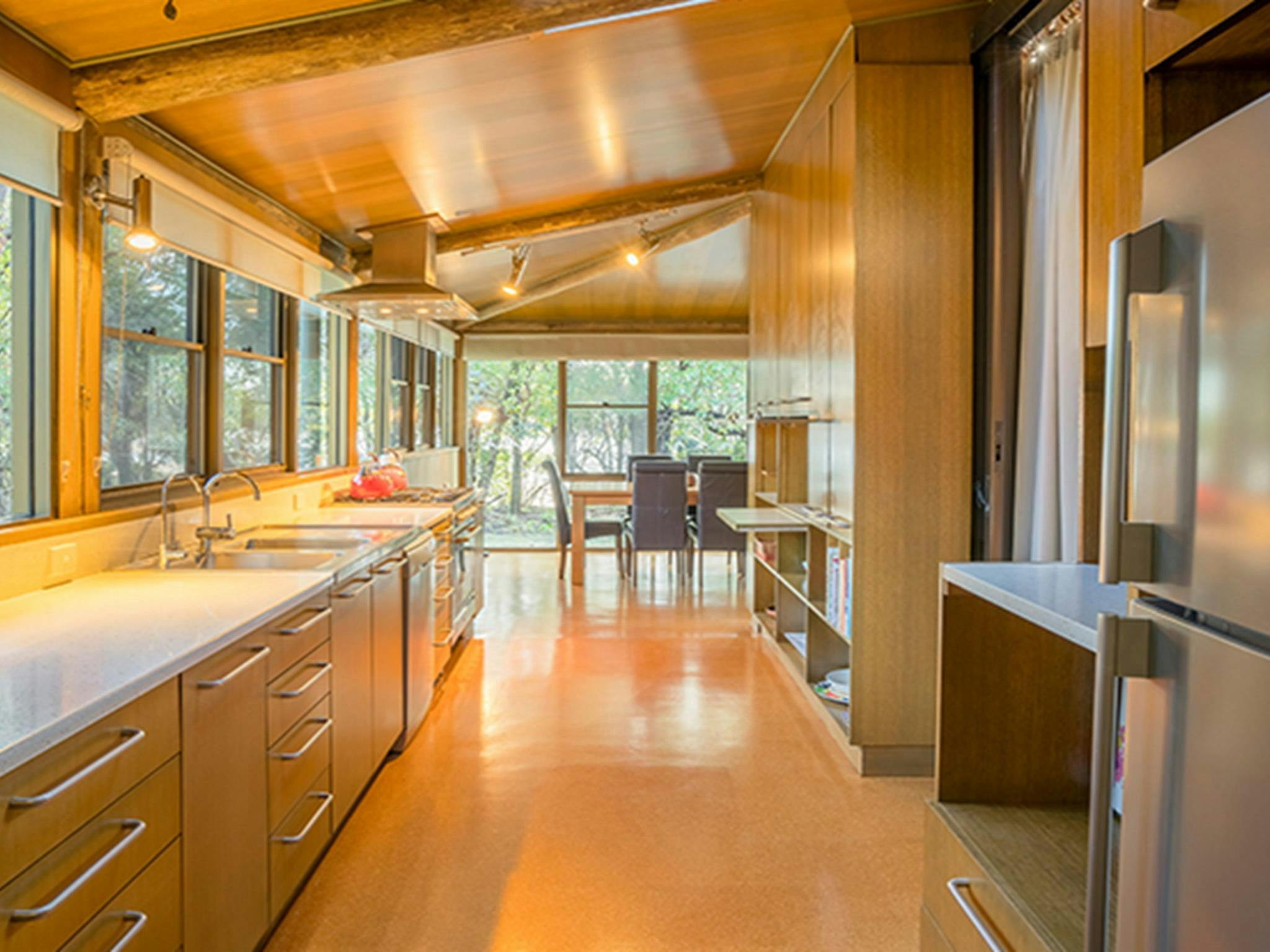 迈尔故居的长厨房和餐桌照片。照片：OEH/约翰·斯宾塞