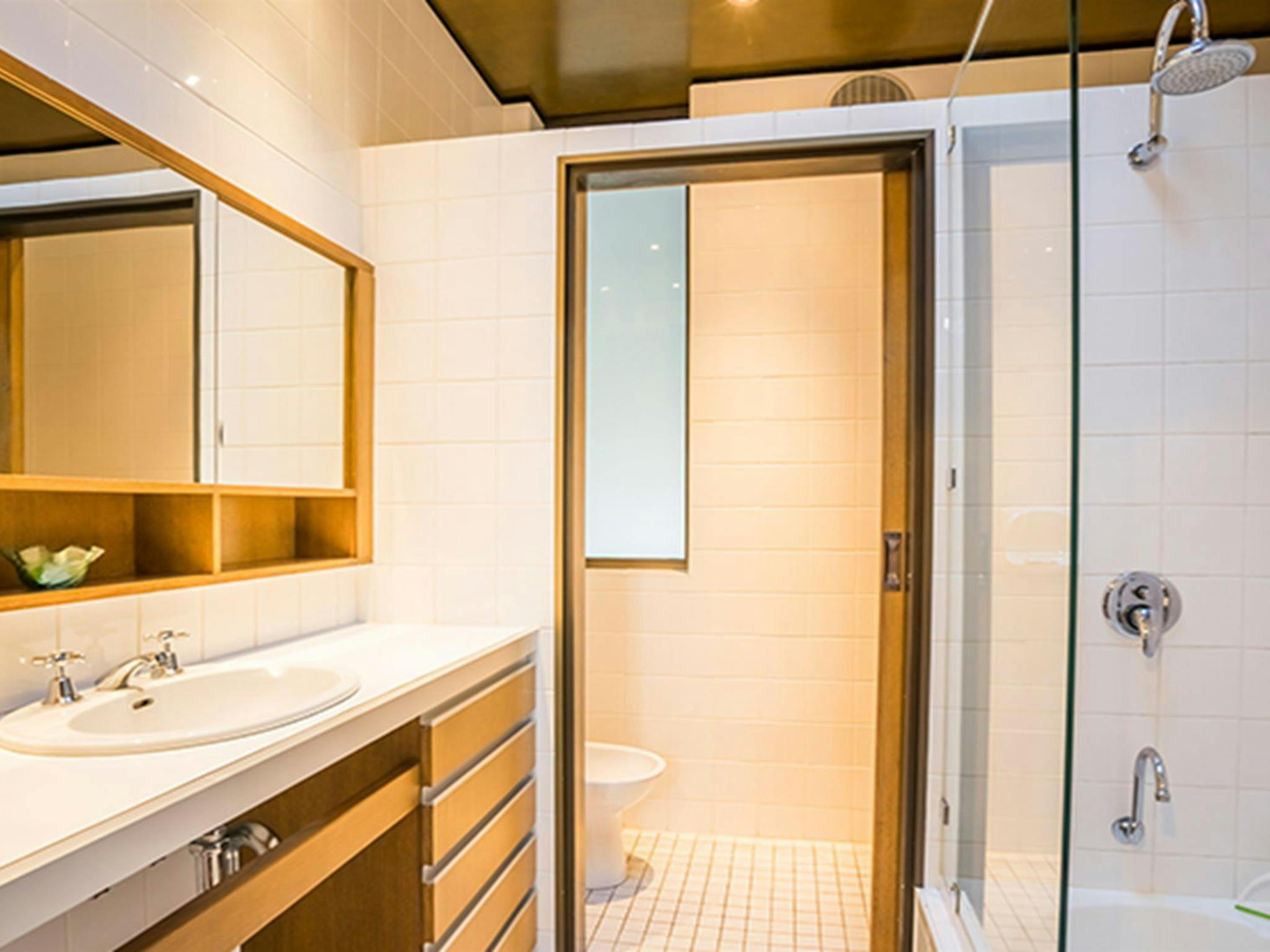Bathroom facilities with shower at Myer House, Photo: OEH/John Spencer