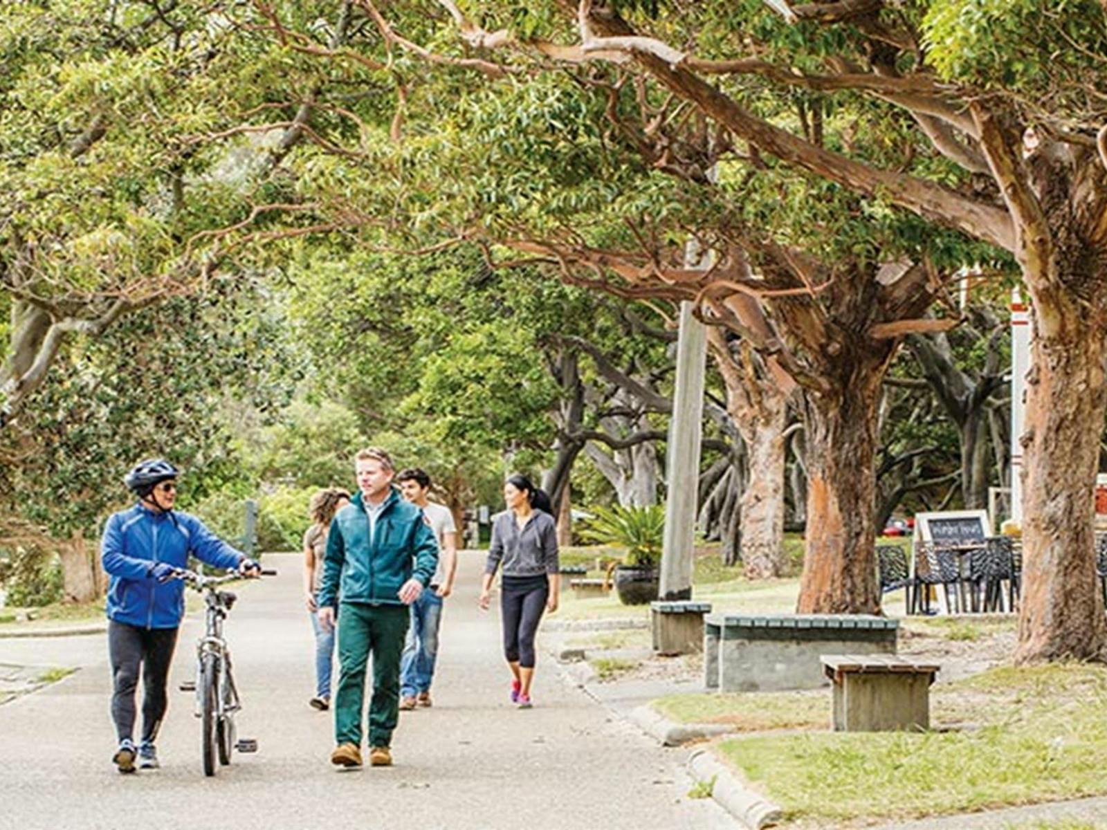 Ranger and park visitor walking along the path in Nielsen Park. Photo: Simone Cottrell/DPIE