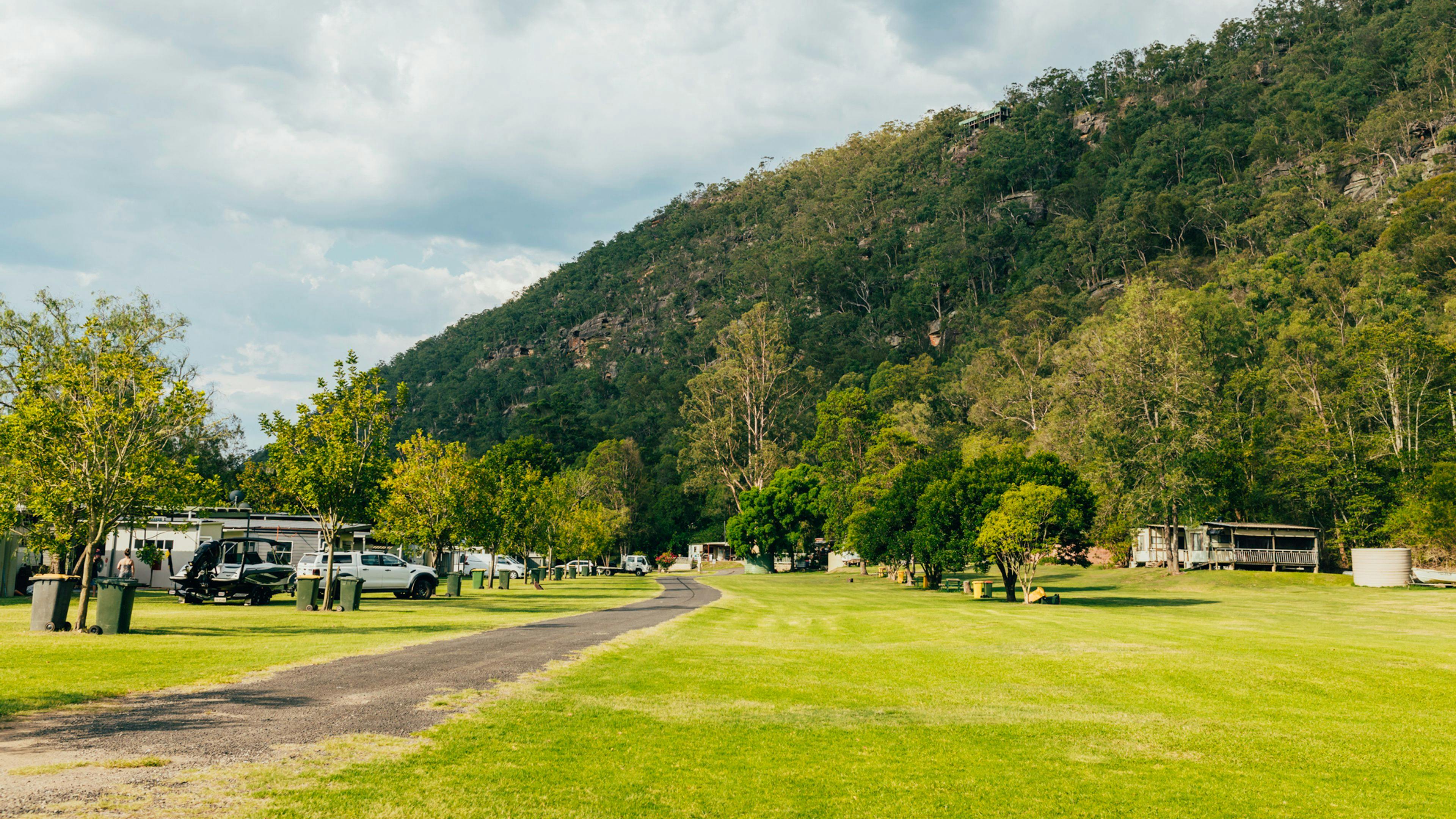 Some extra campsites on the right on the flat grassy area
