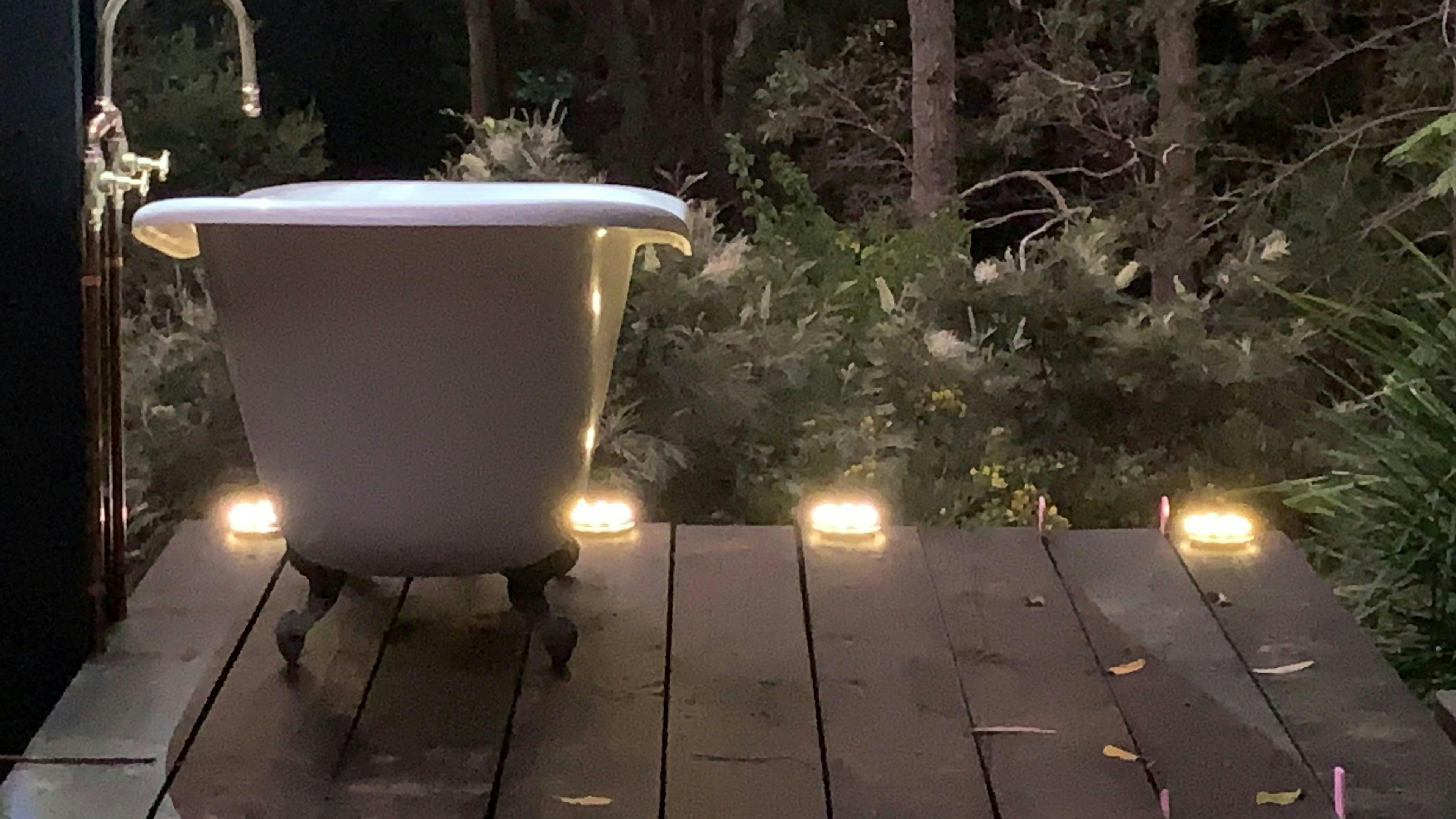 Hot or cool bath under the starry sky
