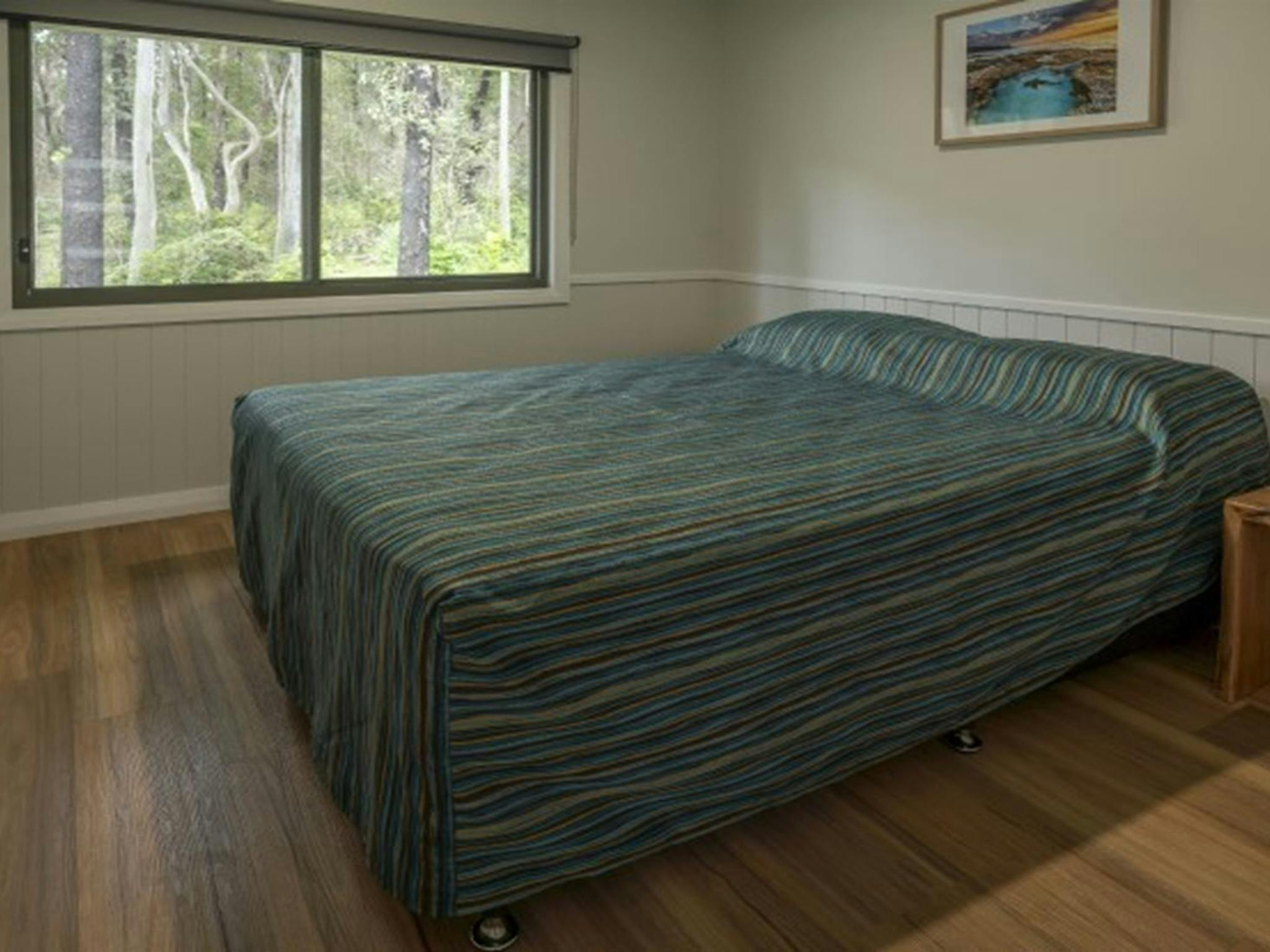 무라마랑 국립공원의 페블리 비치 판자집에 위치한 퀸 사이즈 침대가 있는 침실. 사진: 존 스펜서