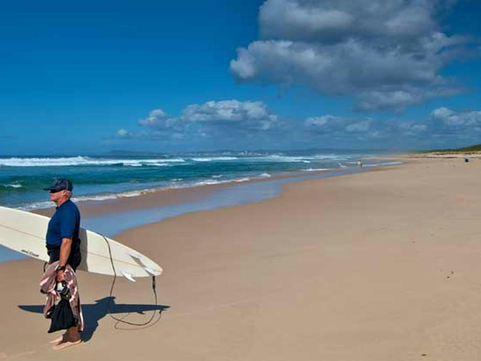 Surfer am Pelican Beach. Foto: John Spencer