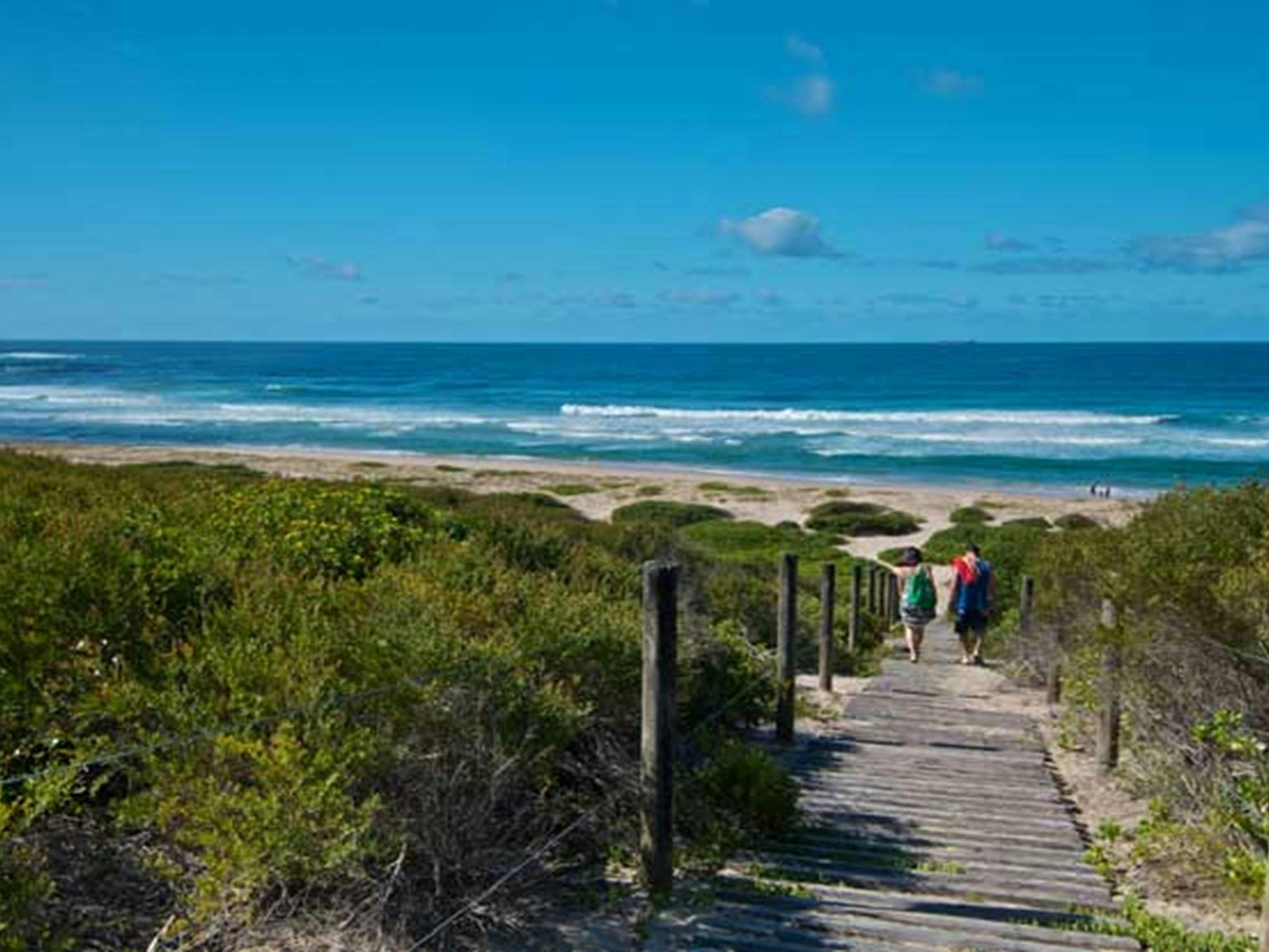 Zwei Personen auf dem Weg nach Pelican Beach. Foto: John Spencer