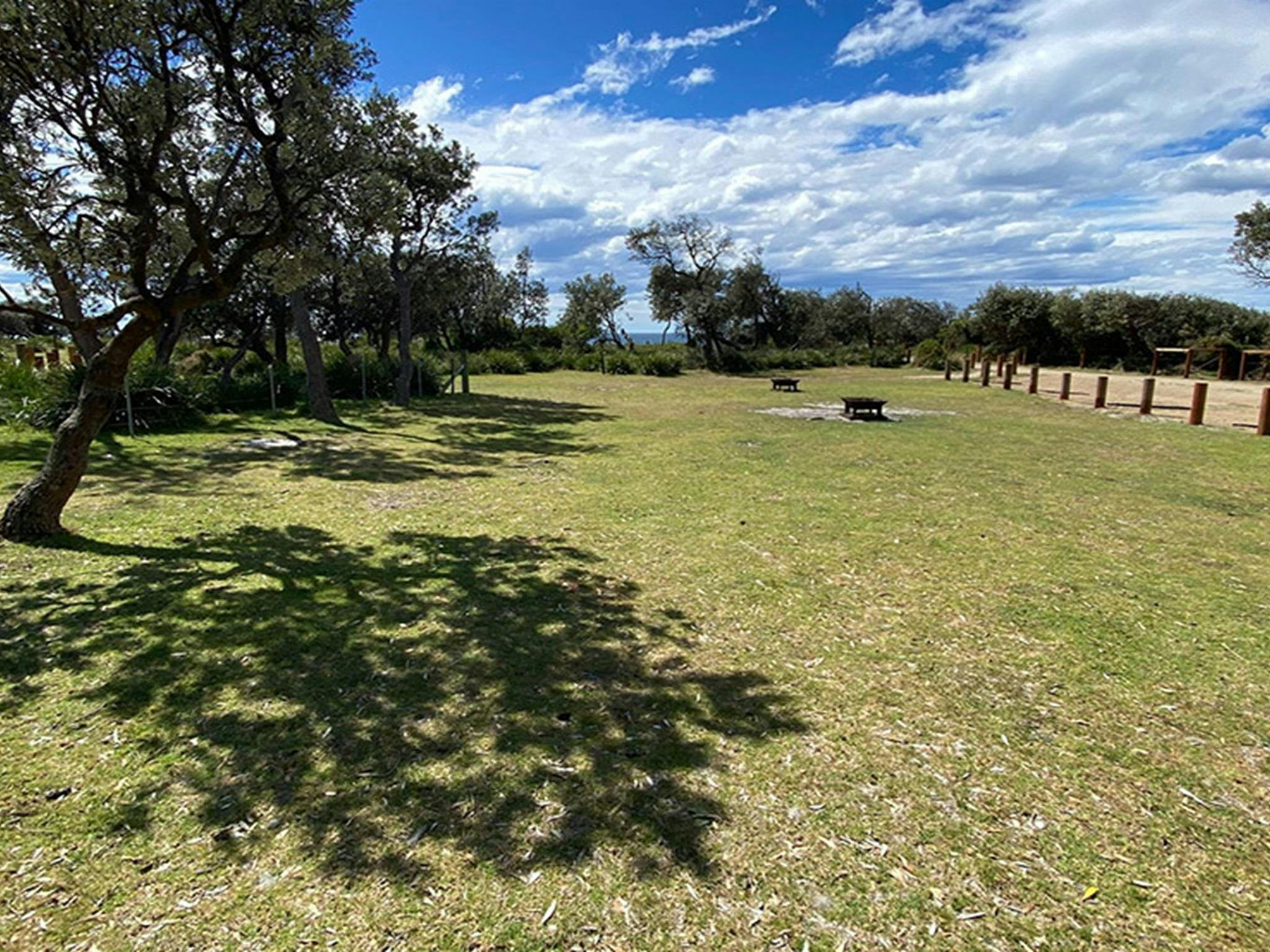 野餐点露营地5号至10号营位设有公共壁炉。图片来源：© DCCEEW