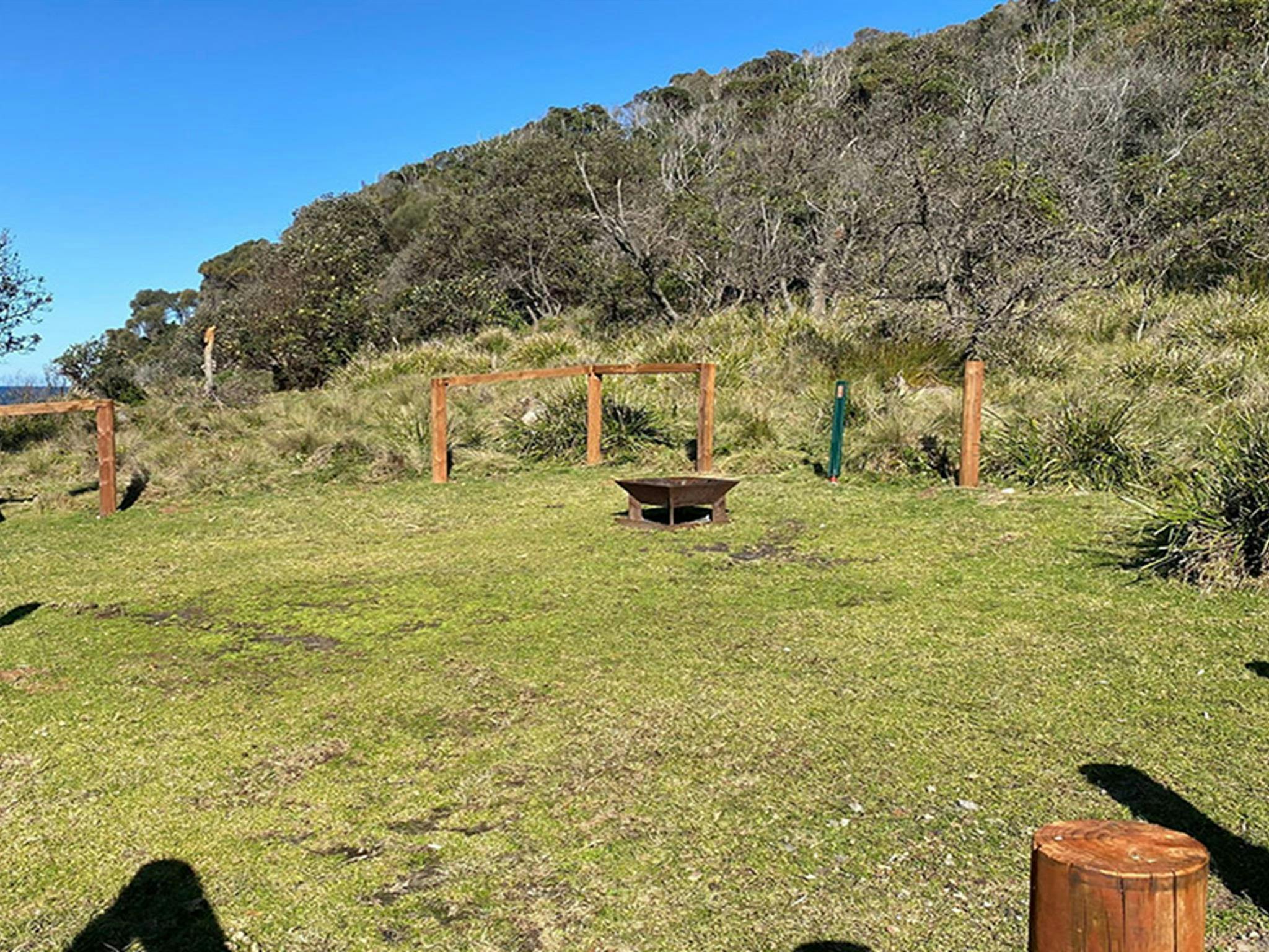 野餐点露营地13号营位，配有壁炉。图片来源：© DCCEEW