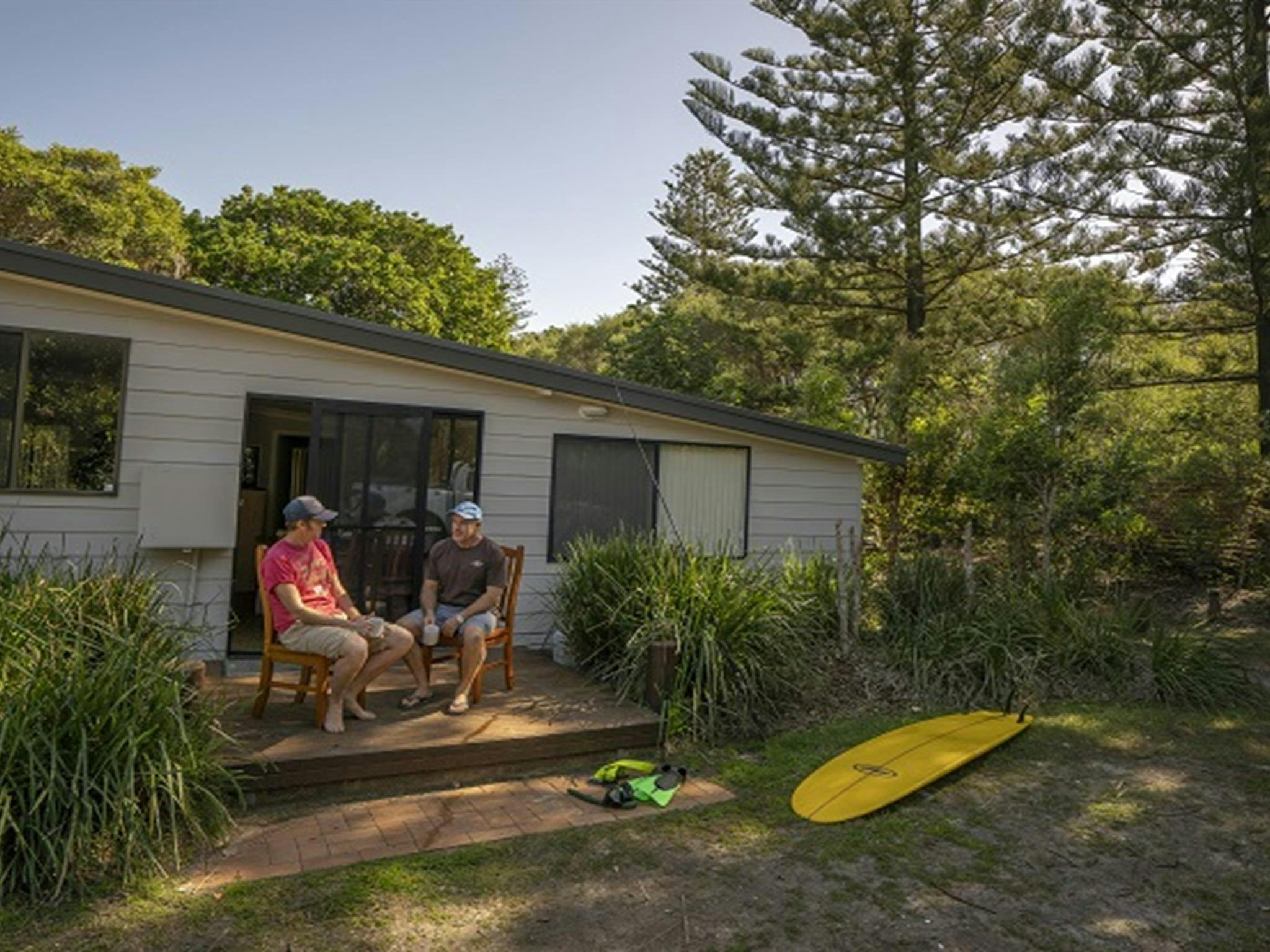 在莱姆伯纳斯的普洛默海滩别墅，两个人坐在露台上喝咖啡。