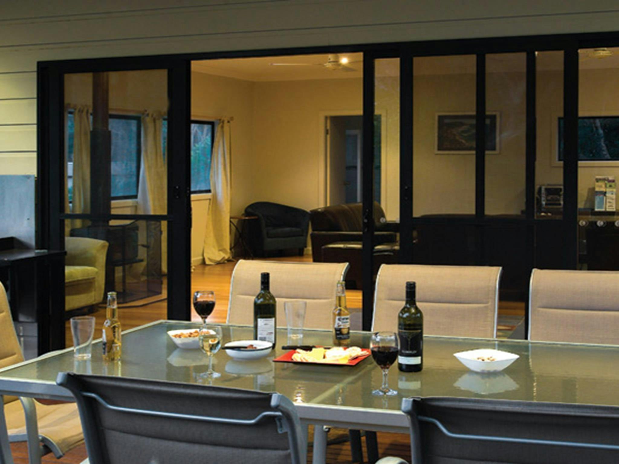 普洛默海滩别墅的户外用餐区，位于莱姆伯纳斯溪国家公园内。照片：迈克尔·范