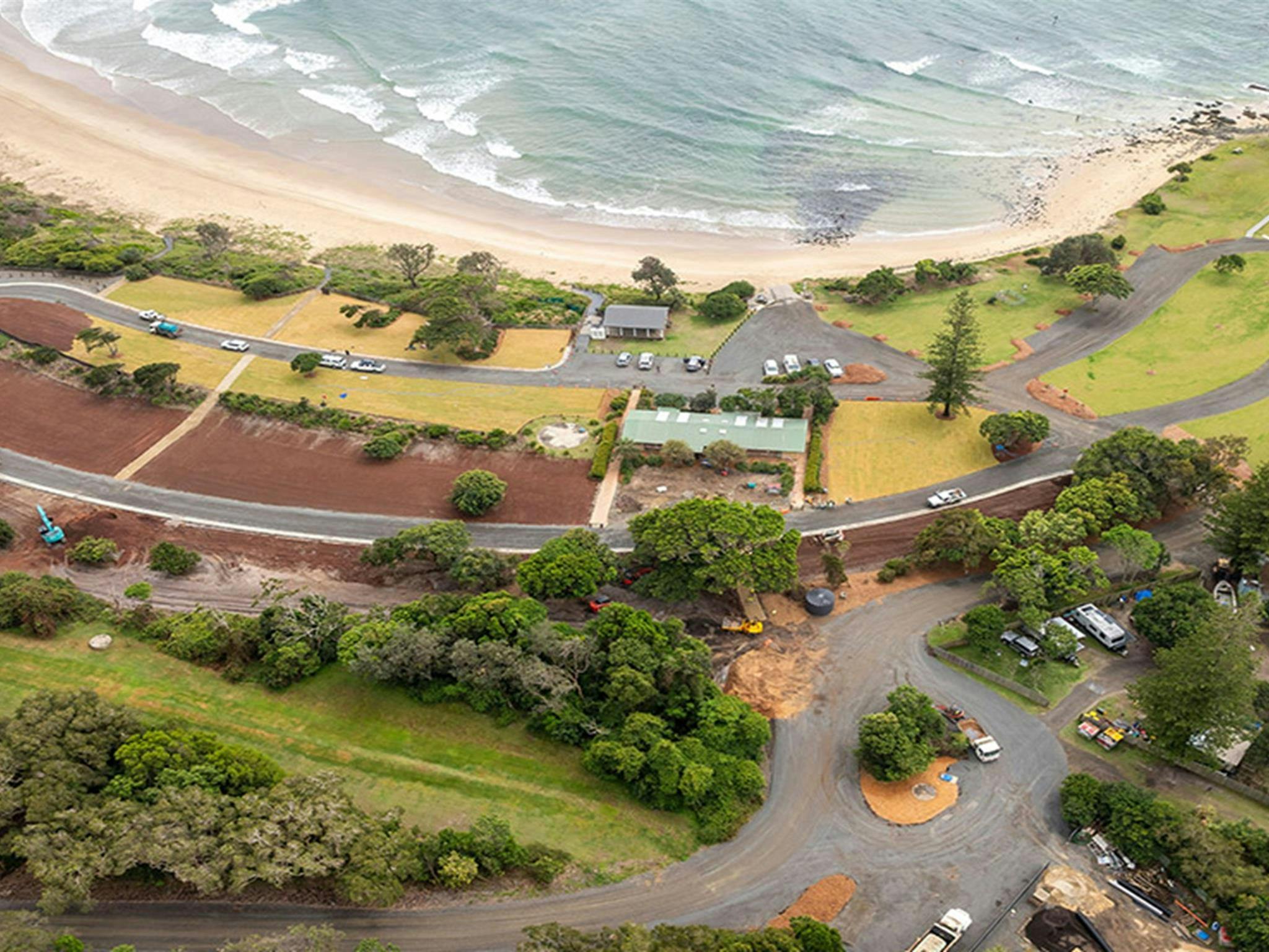 Luftaufnahme der Campingplätze, des Strandes und der Zufahrtsstraße des Campingplatzes Point Plomer. Foto: John