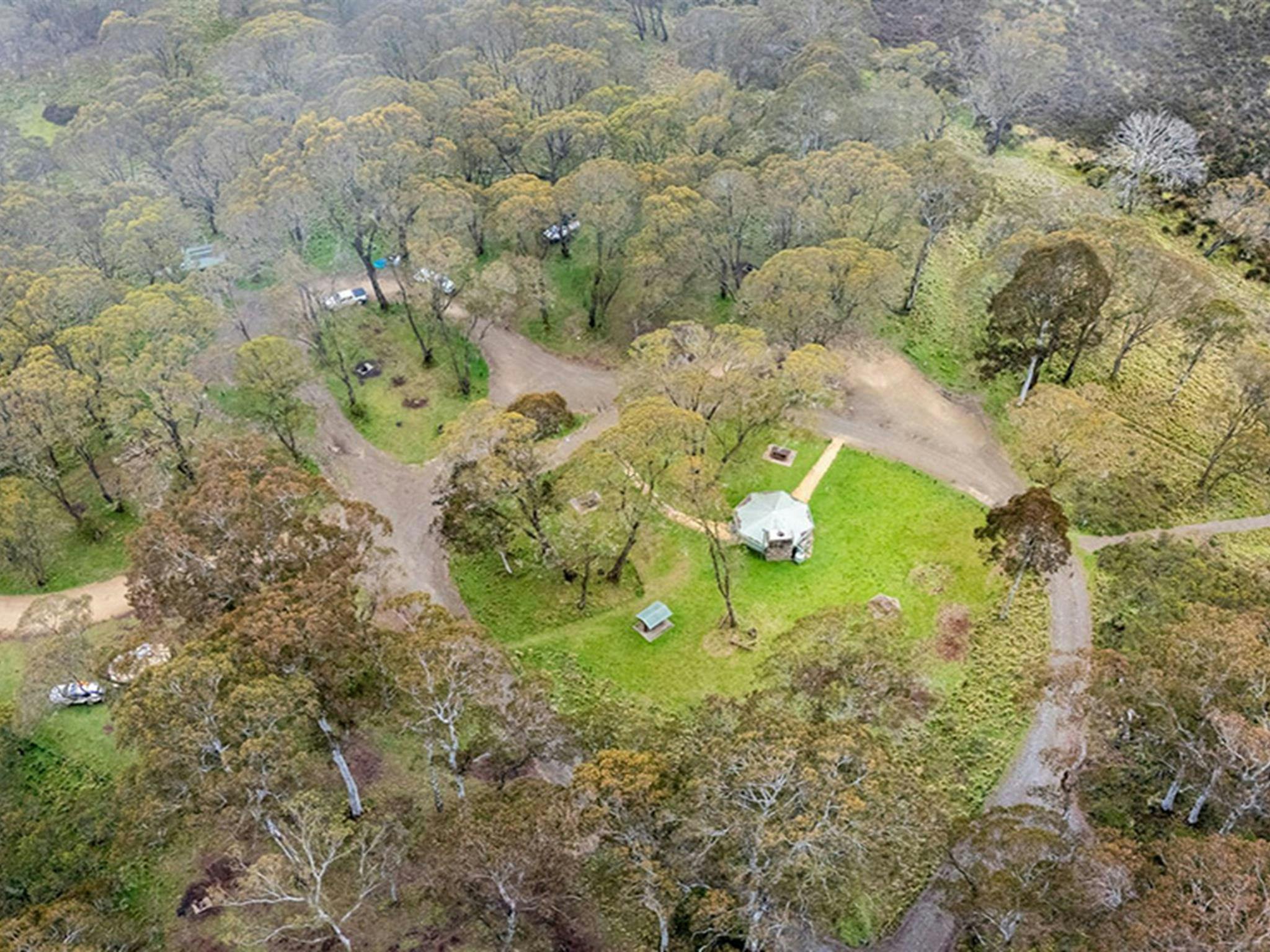 Luftaufnahme des Campingplatzes und Picknickbereichs Polblue im Barrington Tops Nationalpark. Foto: John